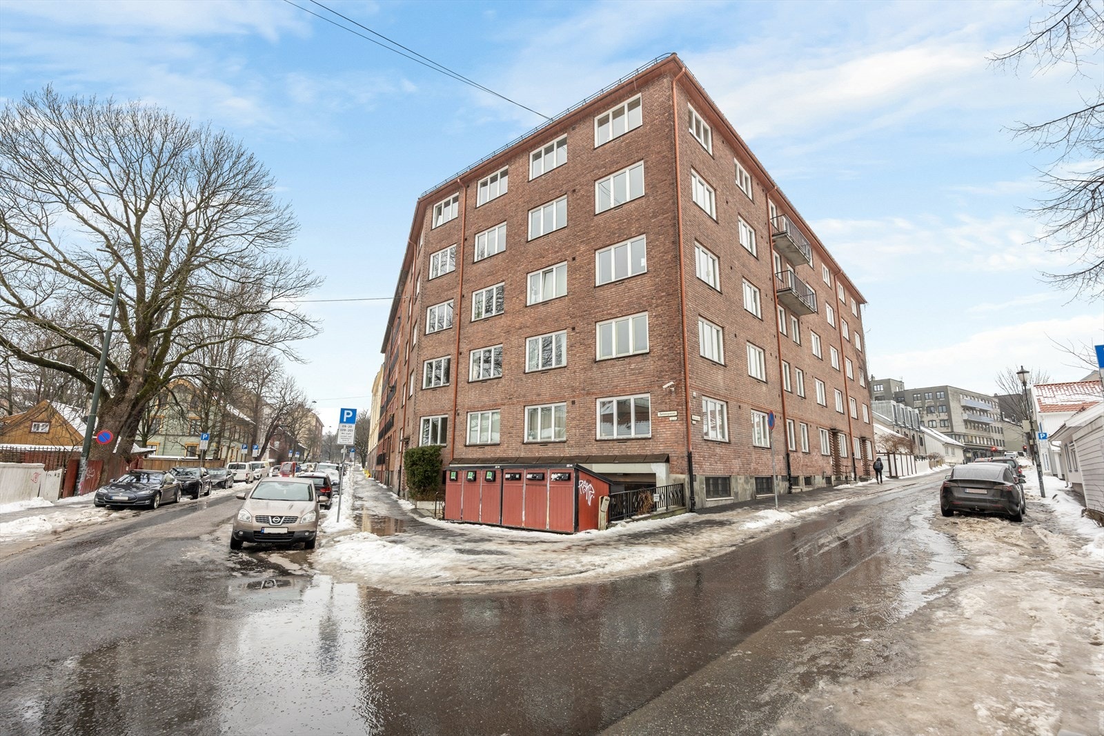 Bygget fra 1938 har en klassisk teglfasade og er oppført på Byantikvarens gule liste. Galleribilde