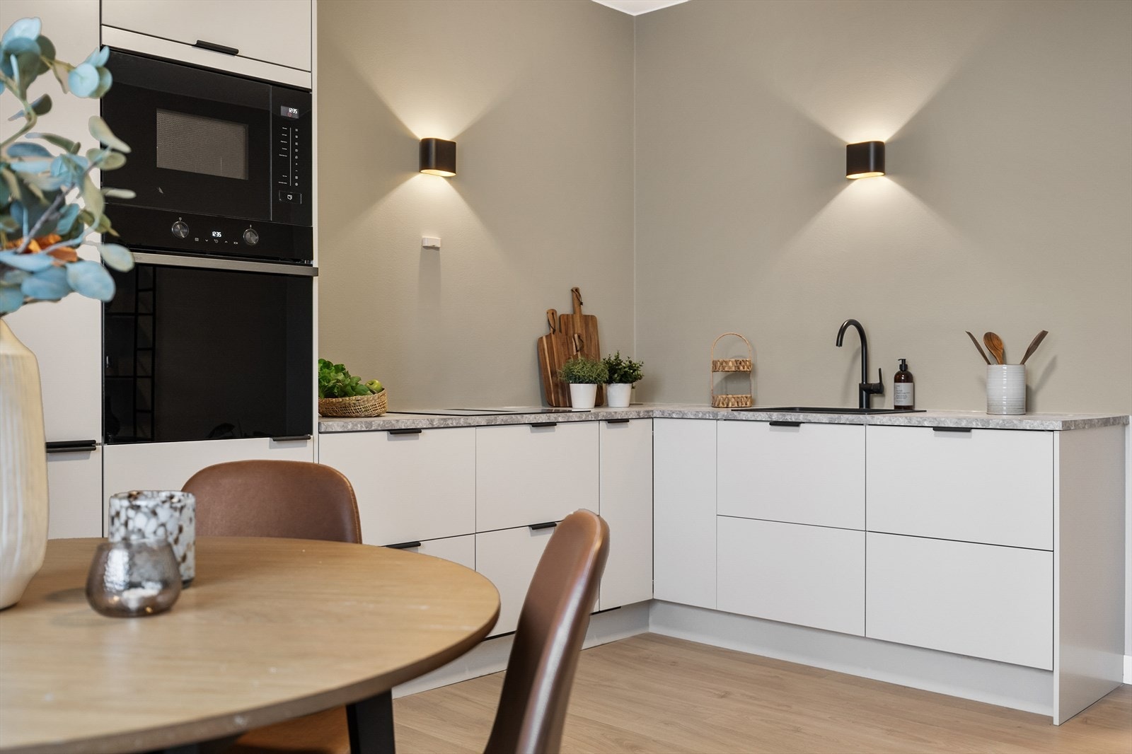 Den åpne løsningen gjør det enkelt å være sosial med gjester under matlagingen. Galleribilde