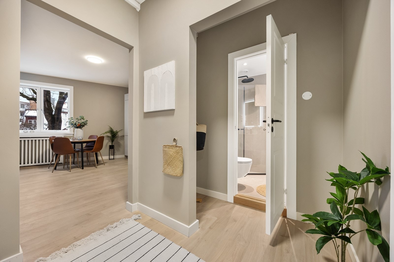 Fra gangen er det adkomst til alle rom, noe som gir en arealeffektiv planløsning. Galleribilde