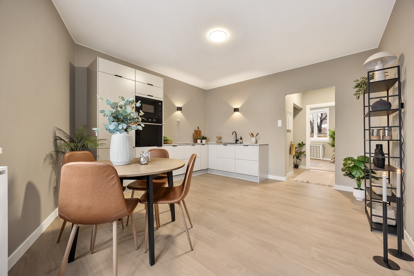 Stuen og kjøkkenet er et lyst og sosialt allrom med en generøs takhøyde på 2,67 meter. Galleribilde