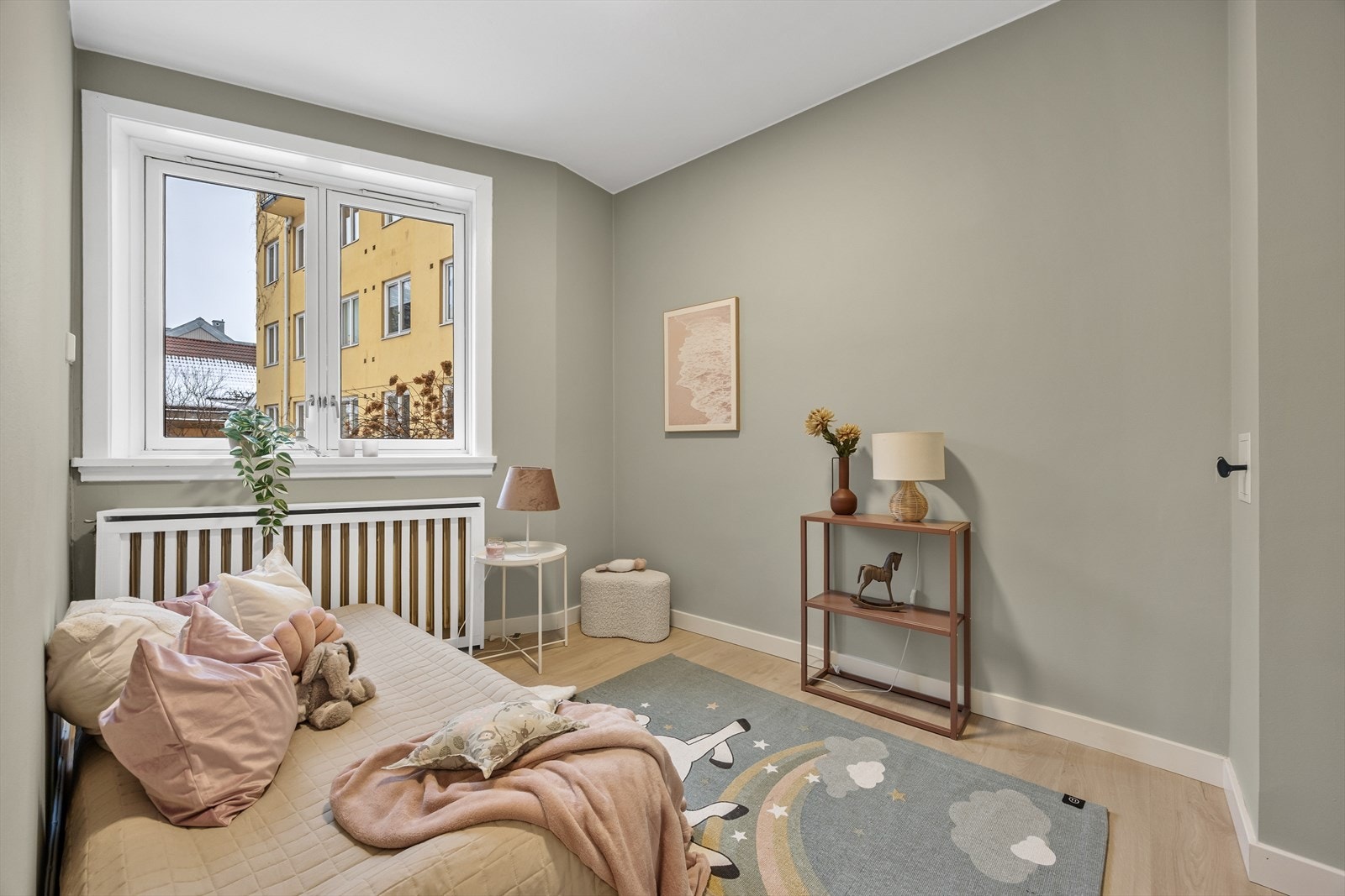 Leilighetens andre soverom passer utmerket som barnerom, kontor eller gjesterom. Galleribilde