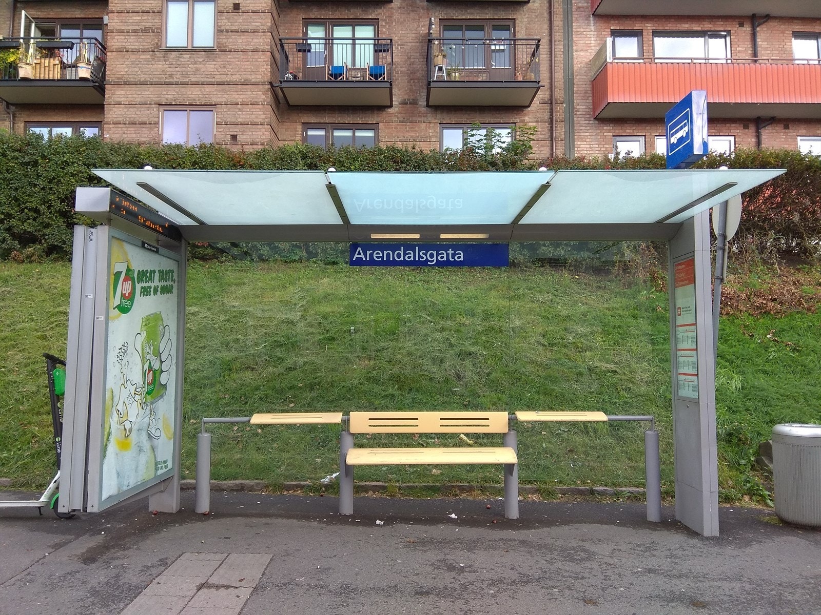 Bussholdeplass bare ca 180 meter fra leiligheten Galleribilde