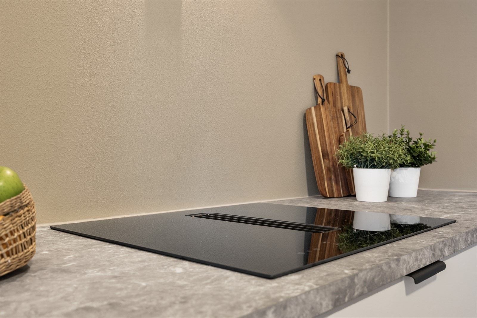 Den moderne induksjonstoppen har integrert ventilator med kullfilter. Galleribilde