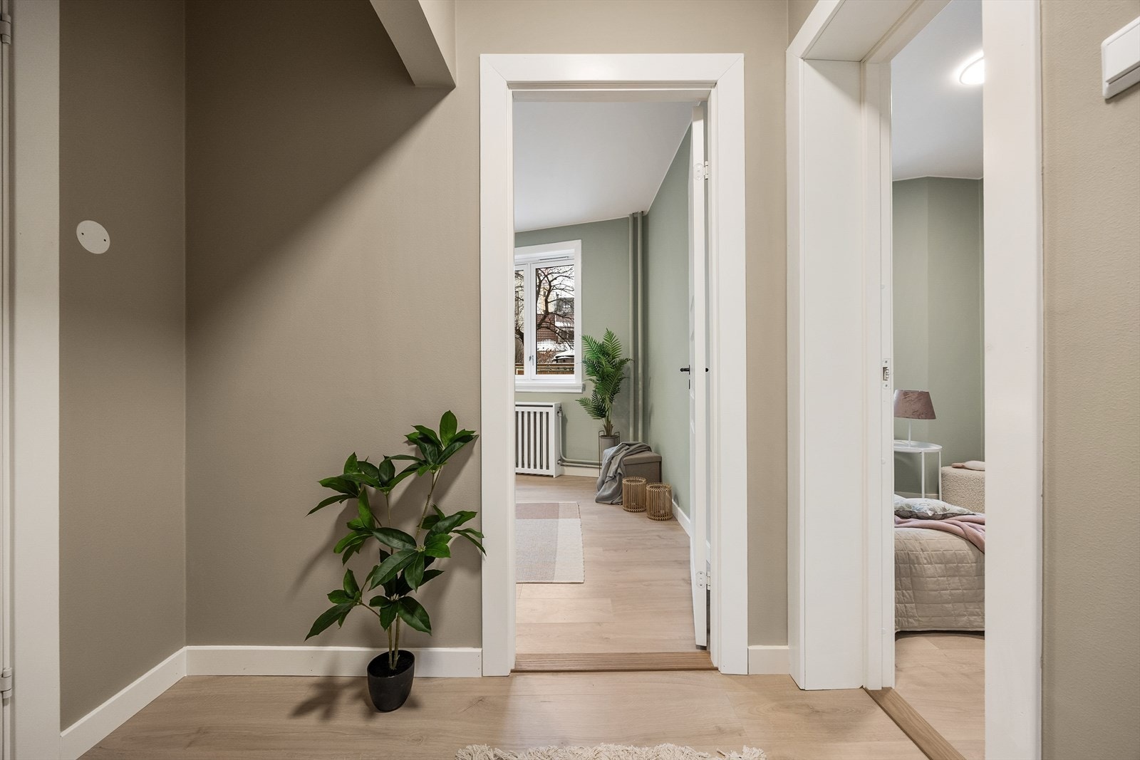 En mellomgang med nye, profilerte dører fra 2025 leder til soverommene. Galleribilde