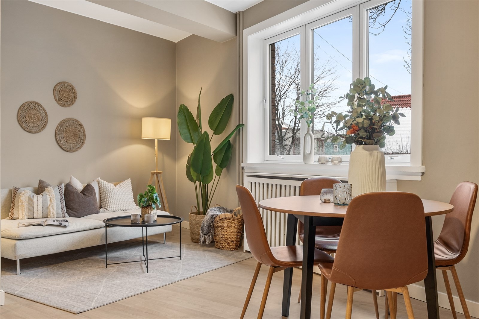 Her er det god plass til både en hyggelig spiseplass og en egen sofakrok. Galleribilde