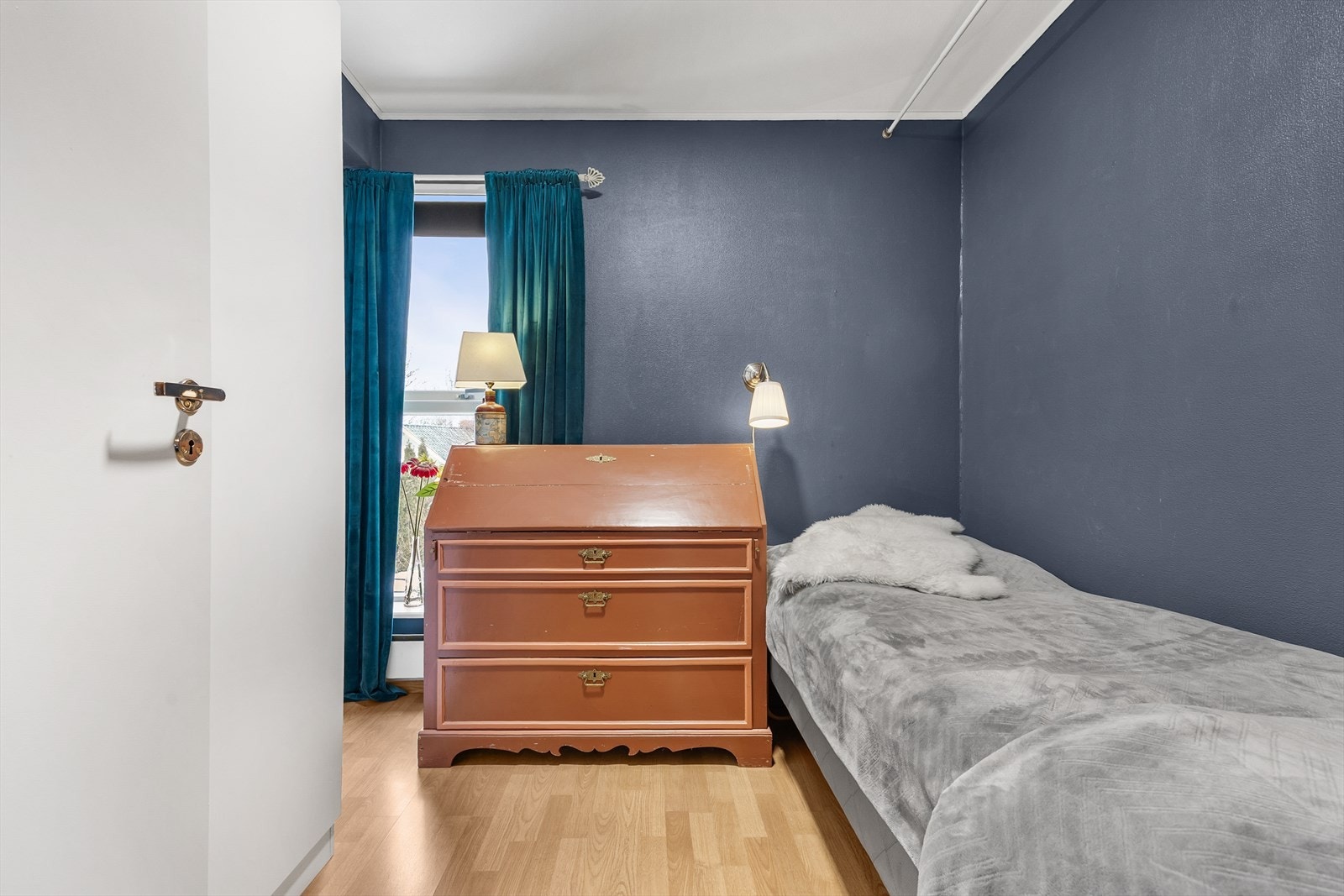 Begge soverommene har garderobeskap for praktisk oppbevaring. Galleribilde