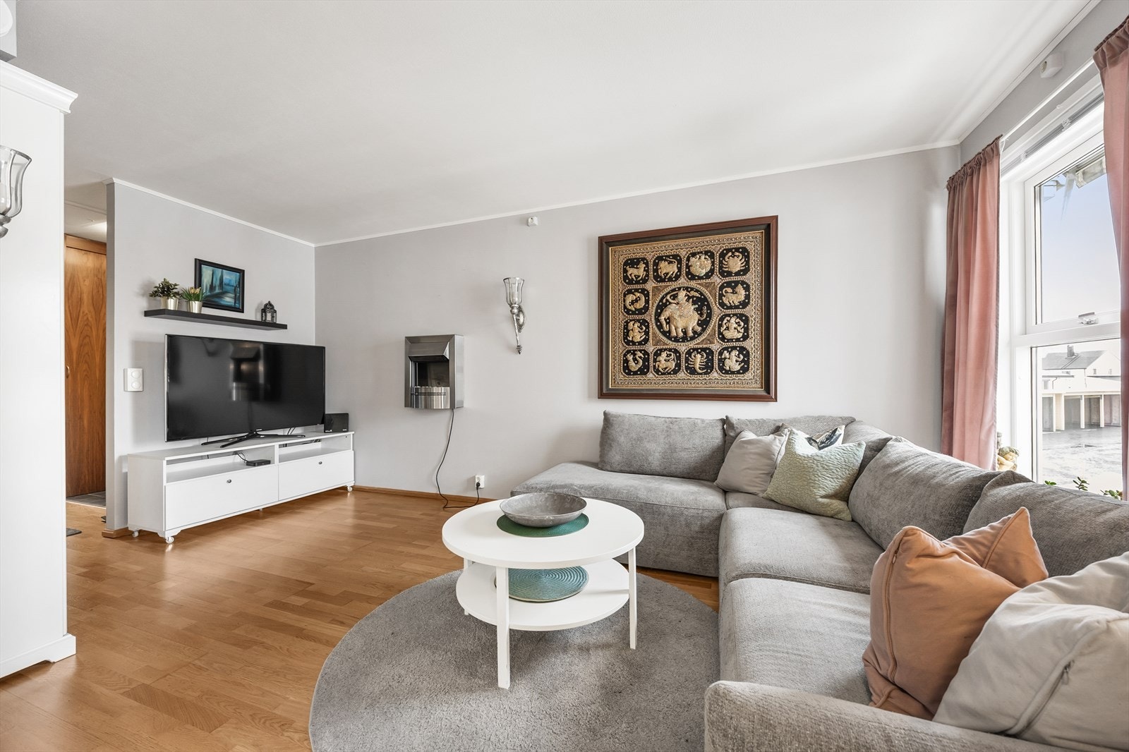 Veggflatene er lysmalte og på gulvet er det trestavs parkett. Galleribilde