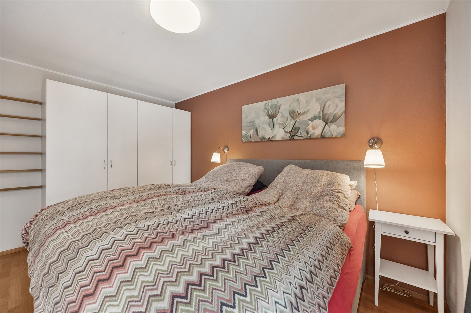 Hovedsoverommet er av god størrelse med plass til dobbeltseng og tilhørende møblement. Galleribilde