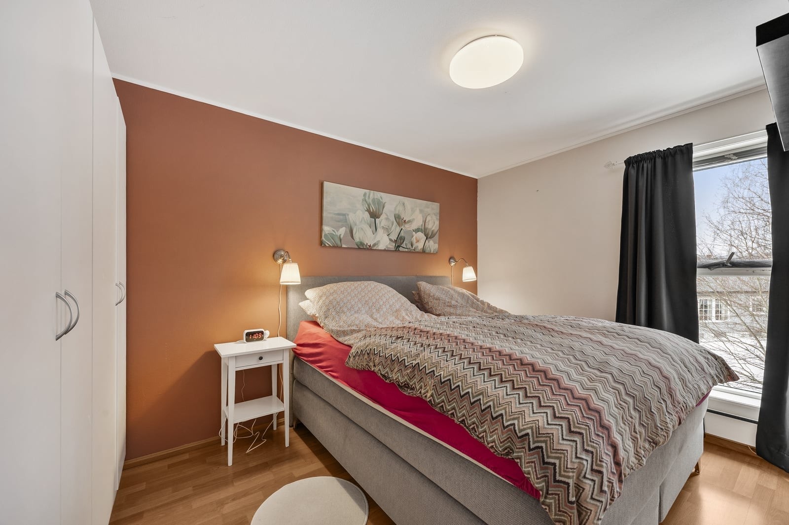 Det er to pene soverom i leiligheten - begge har store, østvendte vinduer. Galleribilde