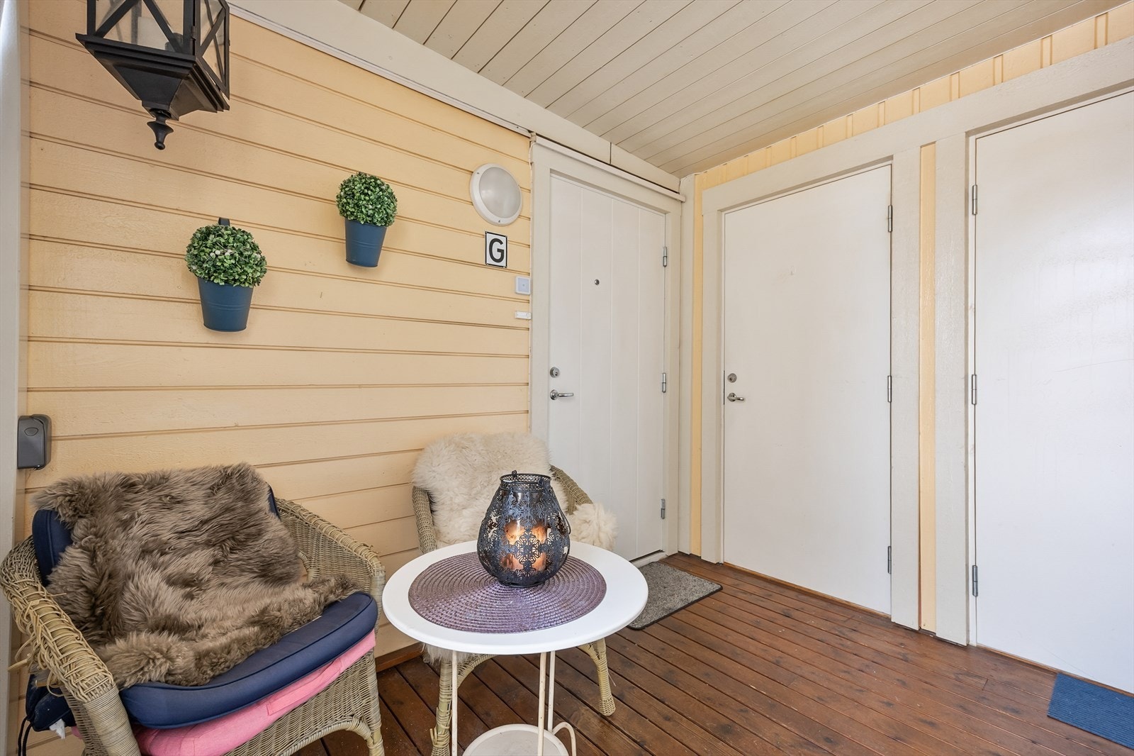 Leiligheten har adkomst via utvendig trapp. Ved inngangspartiet er det en lun velkomstterrasse og en tilliggende, praktisk utebod. Galleribilde