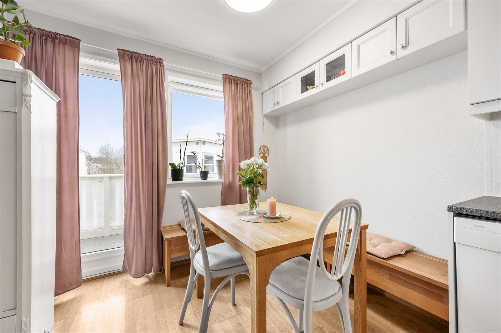 Fra kjøkkensonen er det utgang til den vestvendte balkongen. Galleribilde