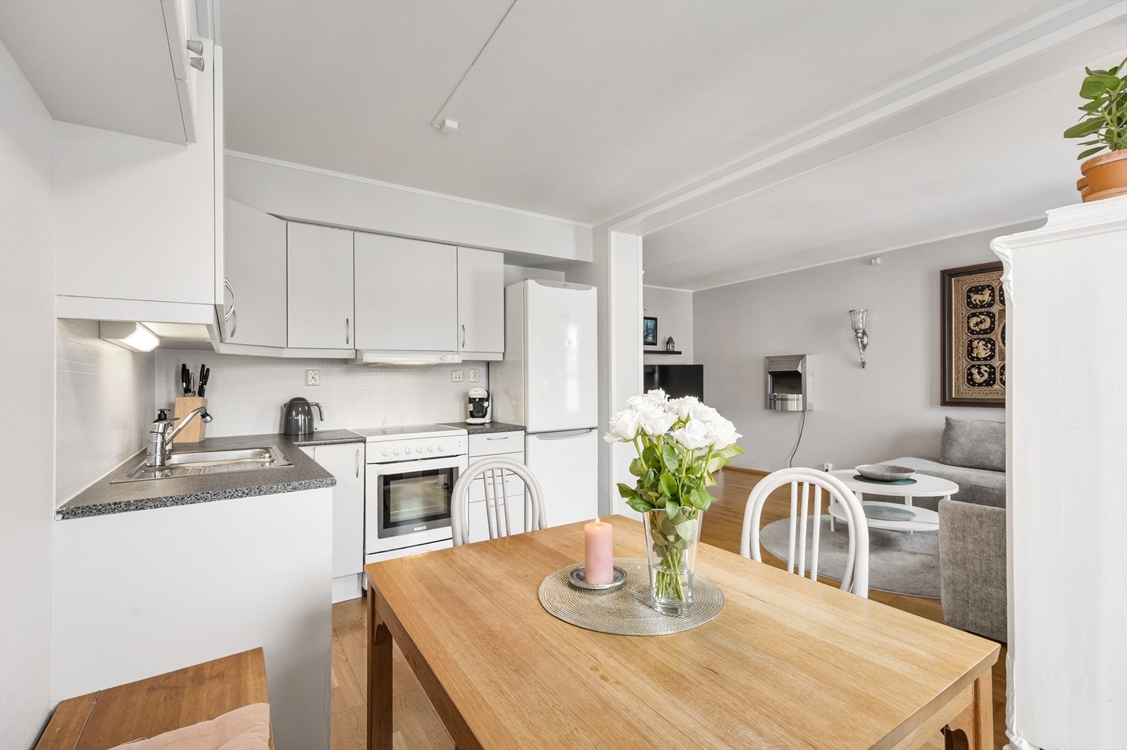 Det er nisje for komfyr og kjøleskap, samt opplegg for oppvaskmaskin. Galleribilde