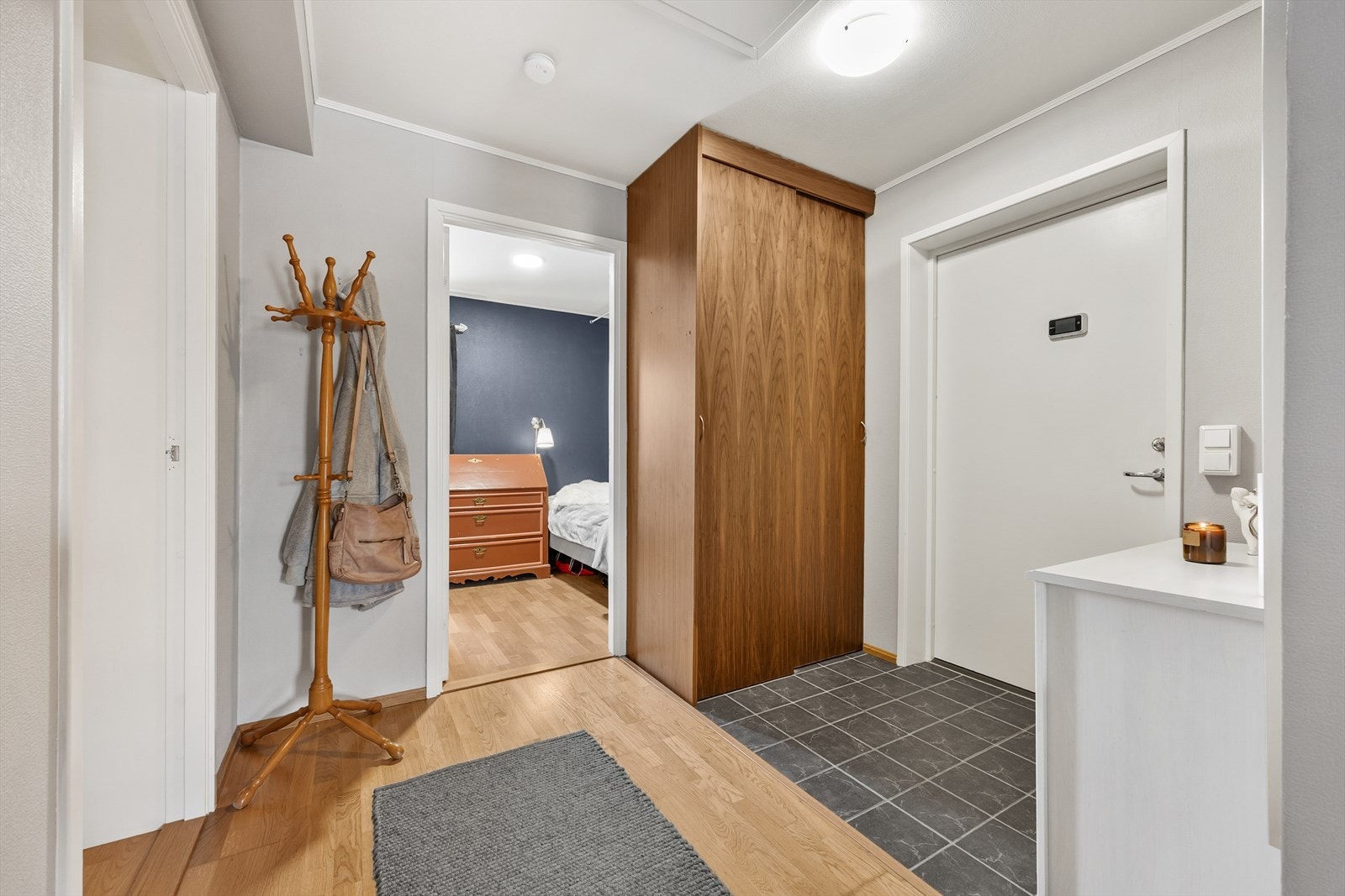 Yttertøyet kan enkelt ryddes bort i en plassbygd skyvedørsgarderobe. I tillegg er det ytterligere plass til f.eks. kommode. Galleribilde