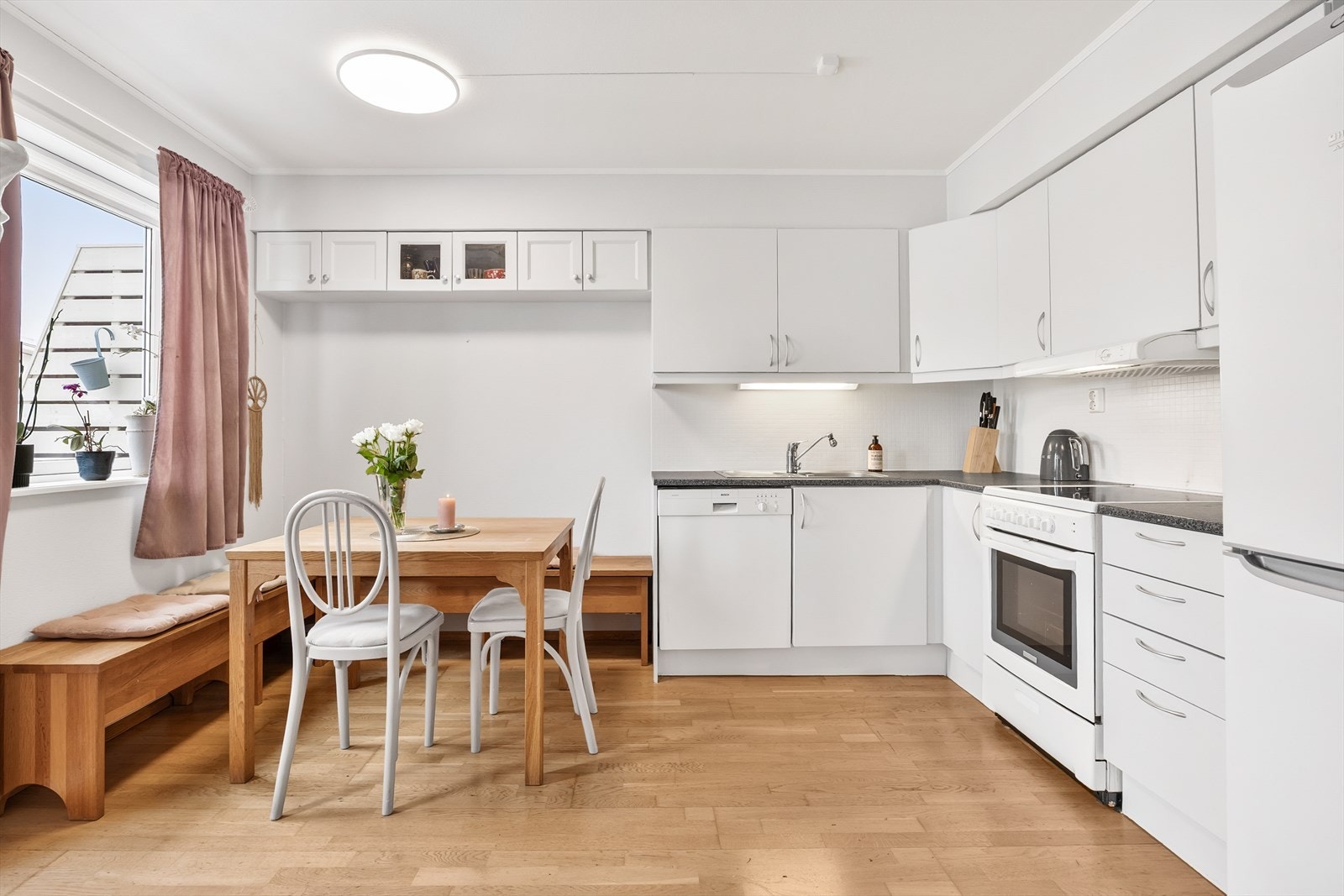 Kjøkkenet har en vinkelformet og arbeidseffektiv utforming. Galleribilde