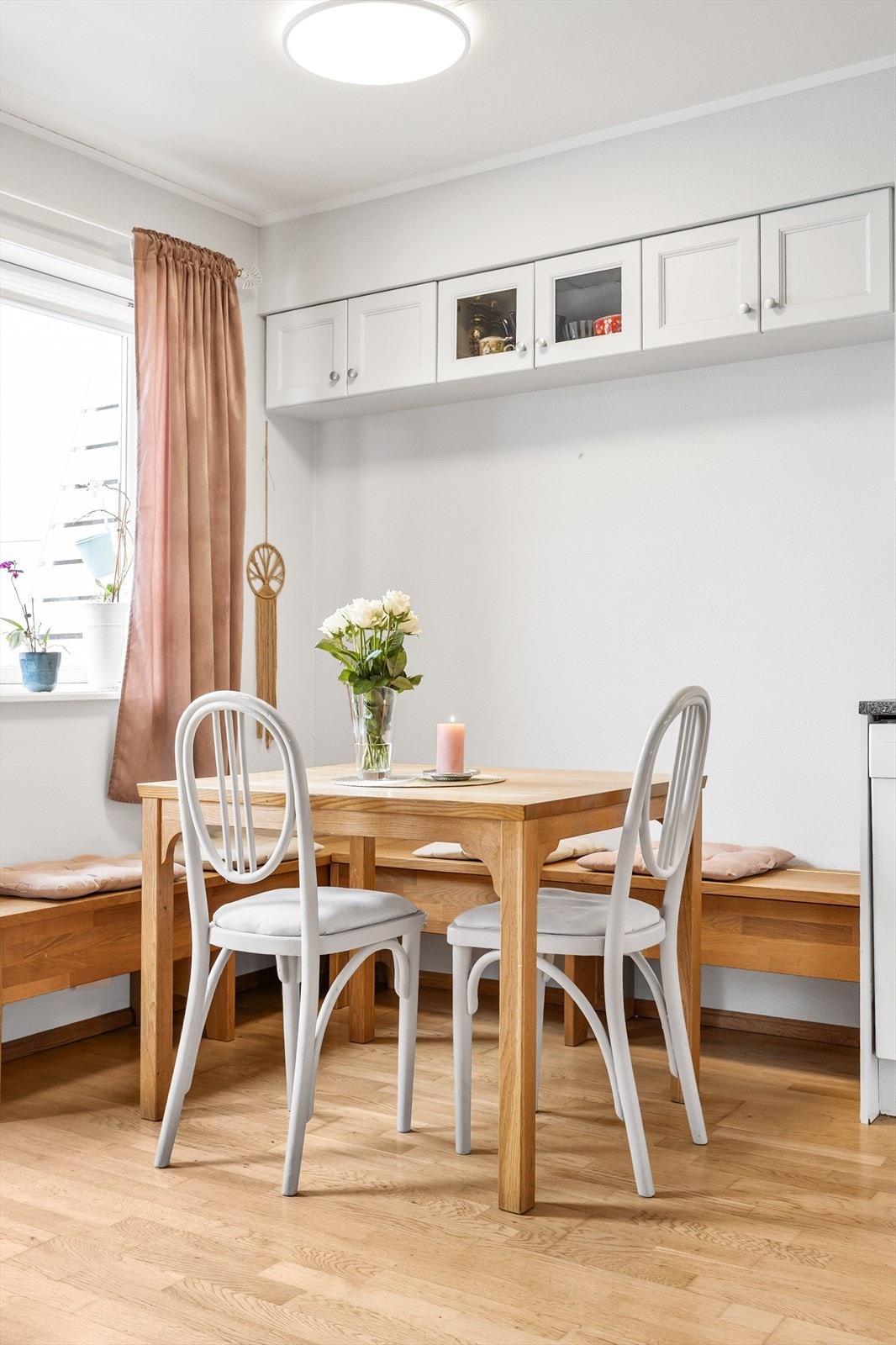 Ved kjøkkenvinduet er det fin plass til spisebordsgruppe. Galleribilde