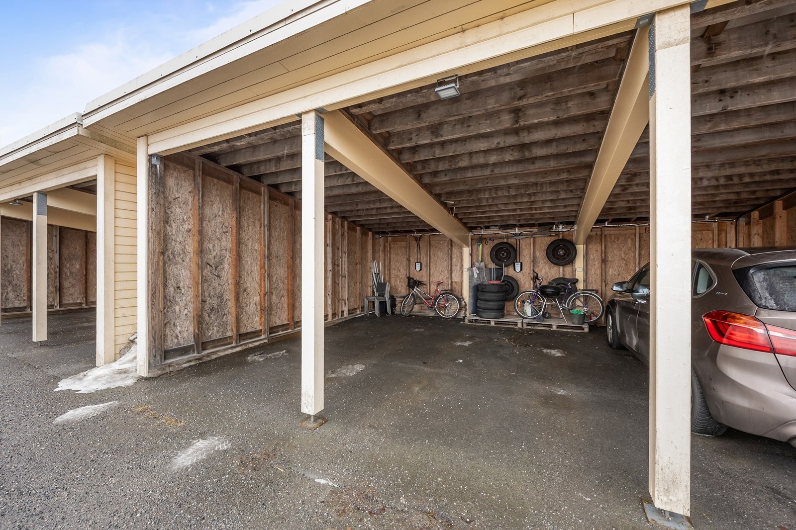 Til leiligheten medfølger det parkeringsplass i felles carport anlegg. Galleribilde