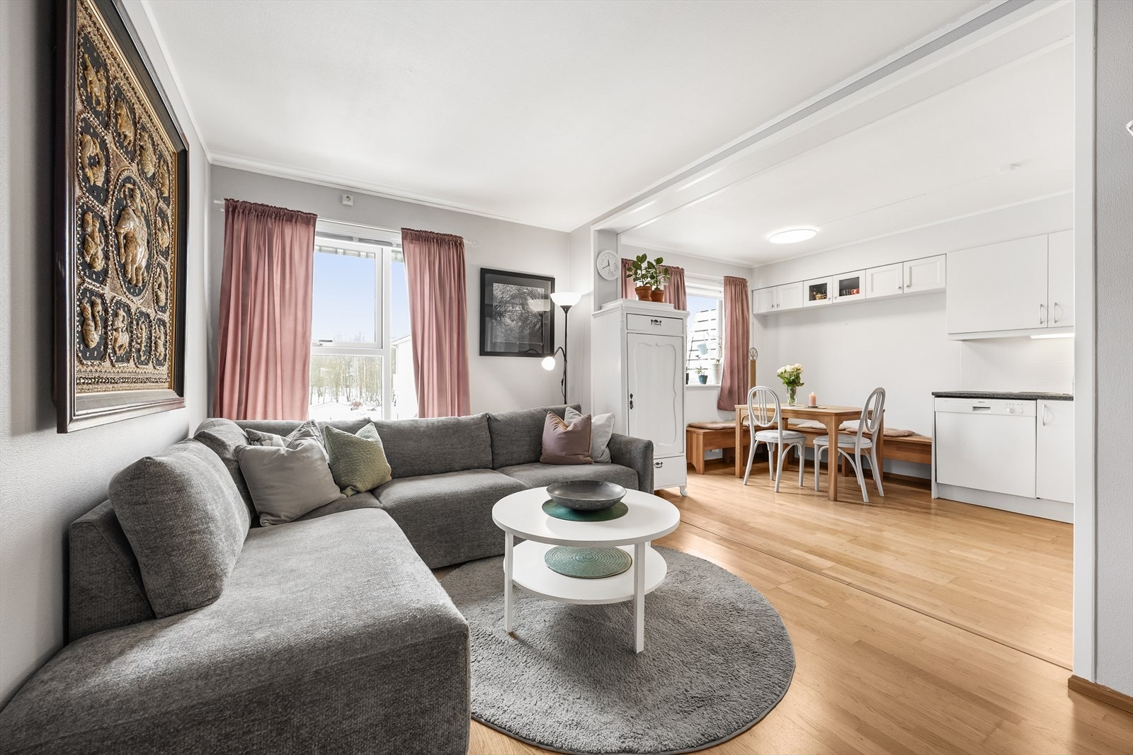 Store vindusflater sørger for rikelig med det gode, naturlige dagslyset. Galleribilde