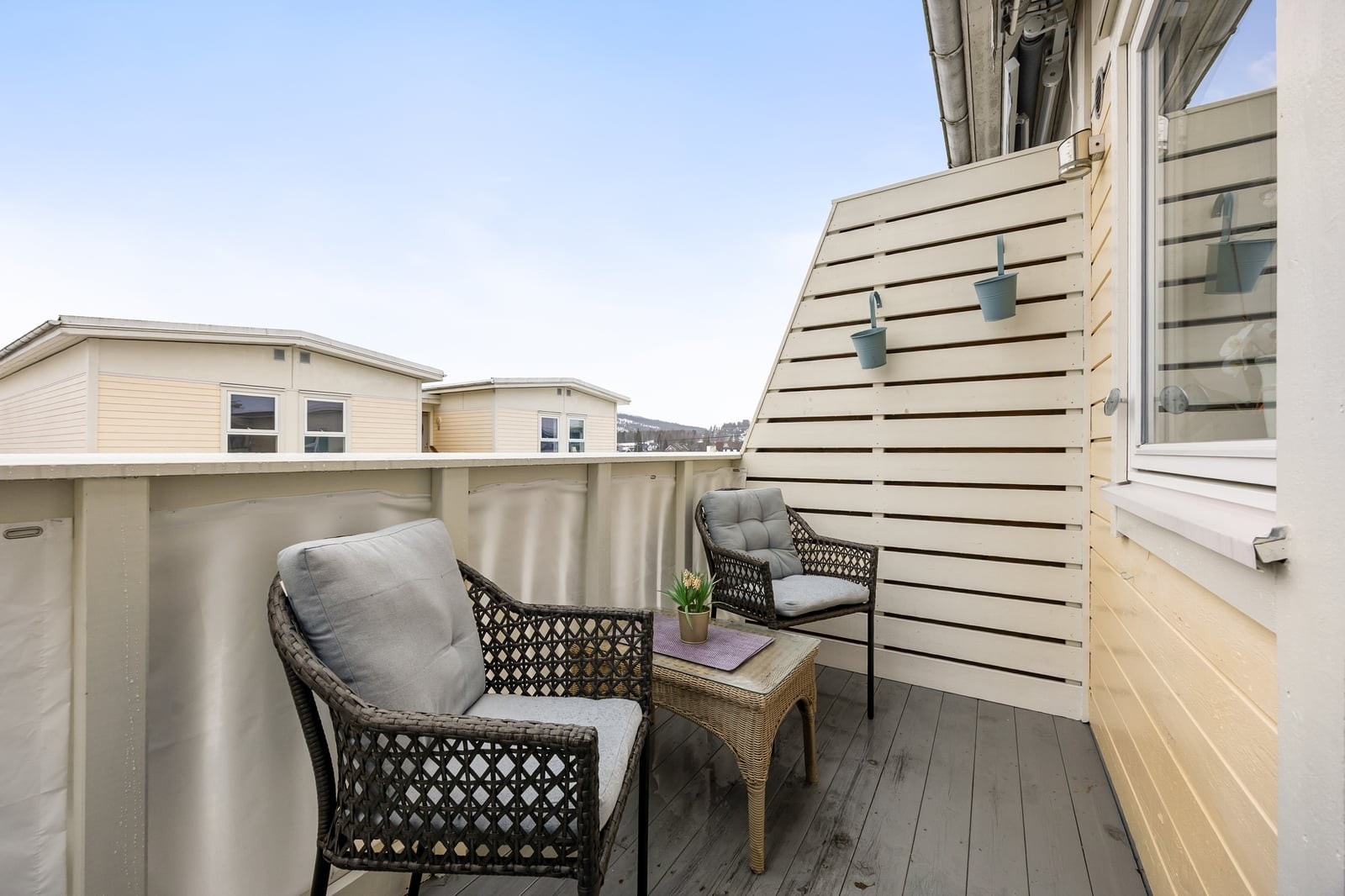 På balkongen er det fin plass til en liten sittegruppe. Det er montert en bred markise som sørger for effektiv solskjerming de varmeste dagene. Galleribilde