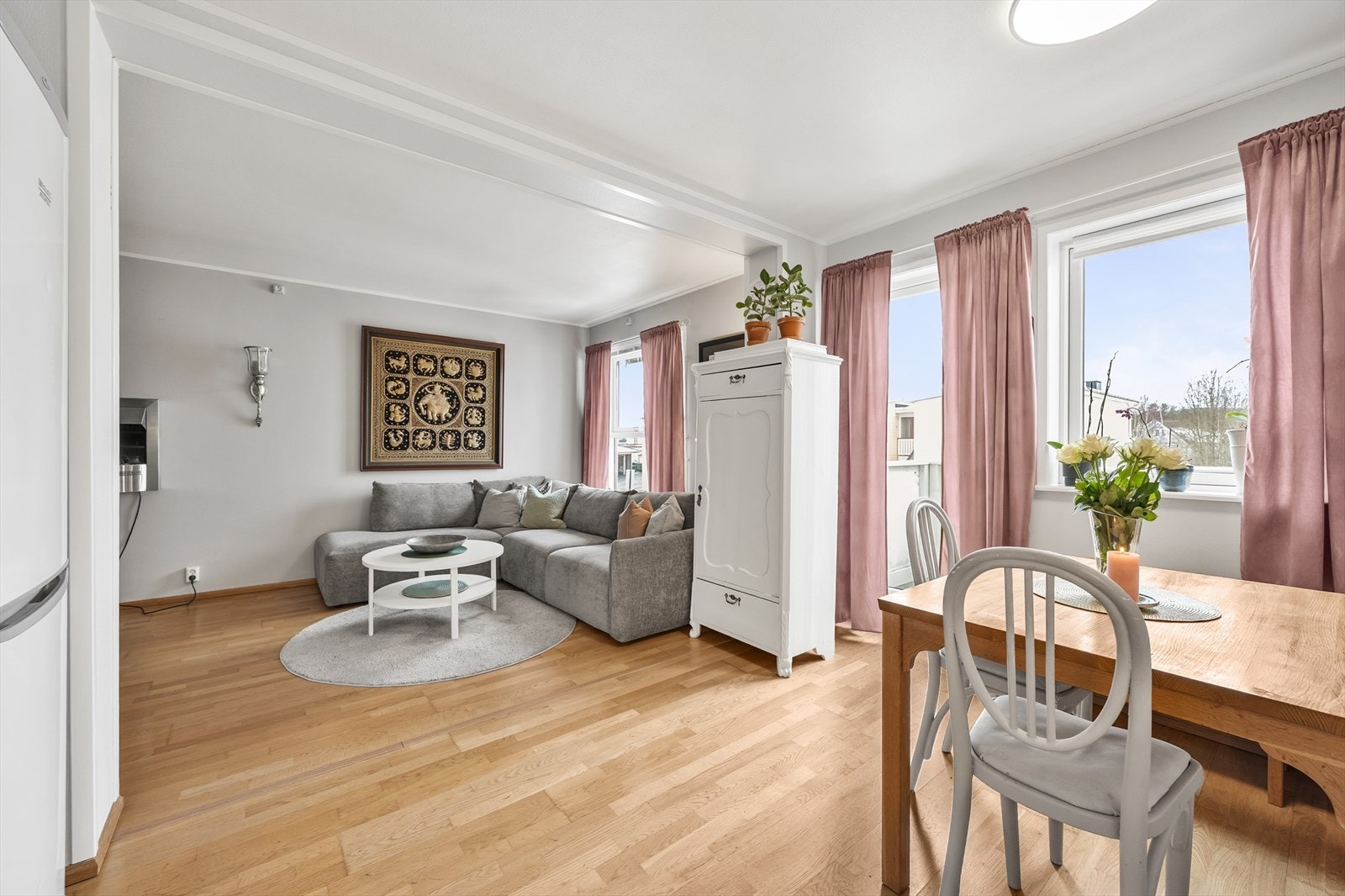 Det er plass til både sofagruppe og spisebordsmøblement. Galleribilde