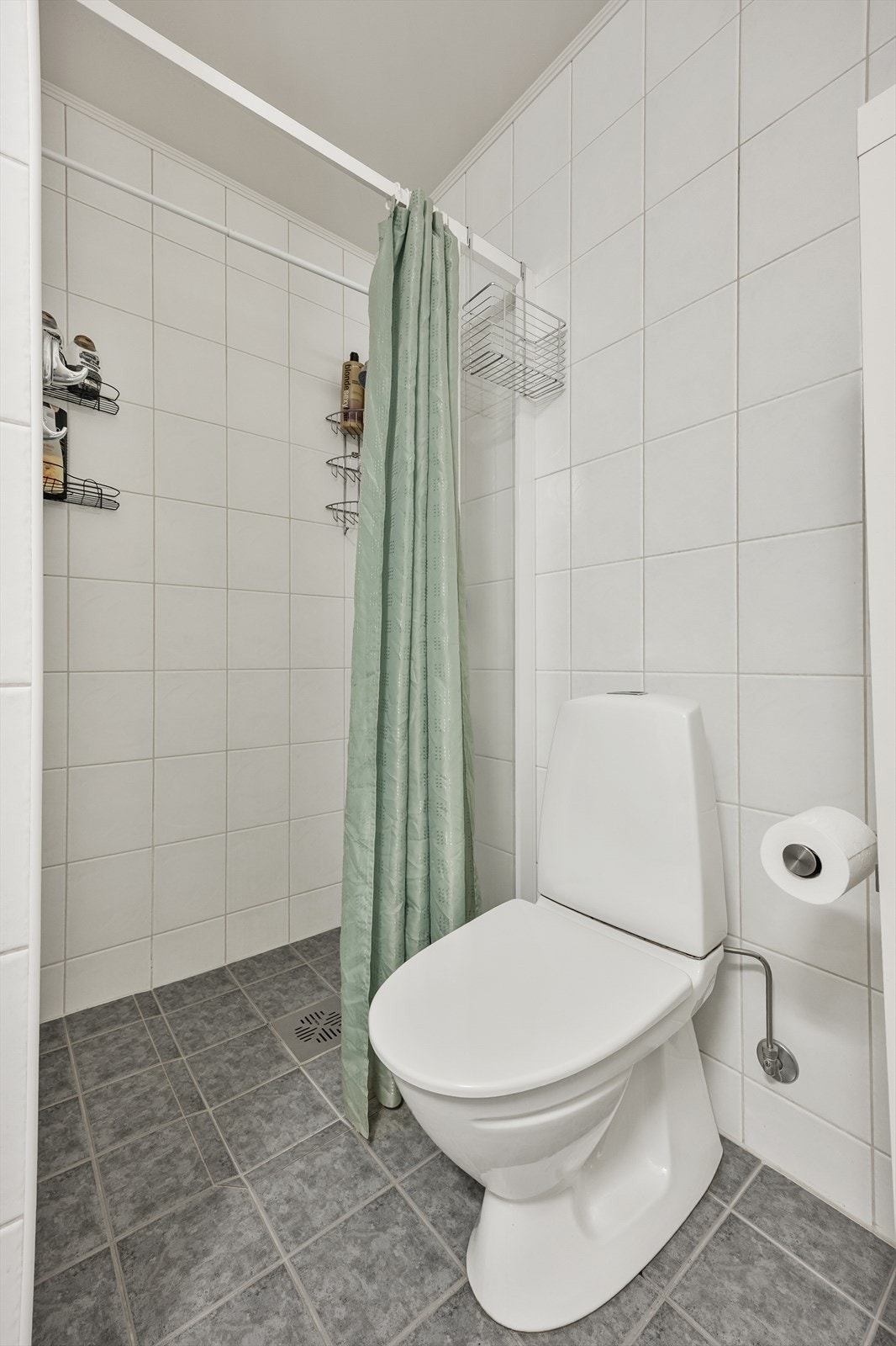 Videre har badet gulvmontert toalett, dusjnisje og lun gulvvarme. Galleribilde