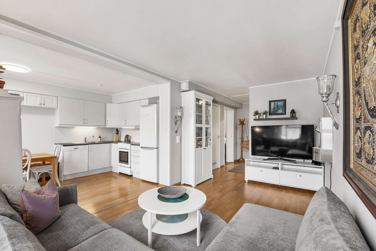 Stue og kjøkken ligger i en åpen og sosial løsning. Galleribilde