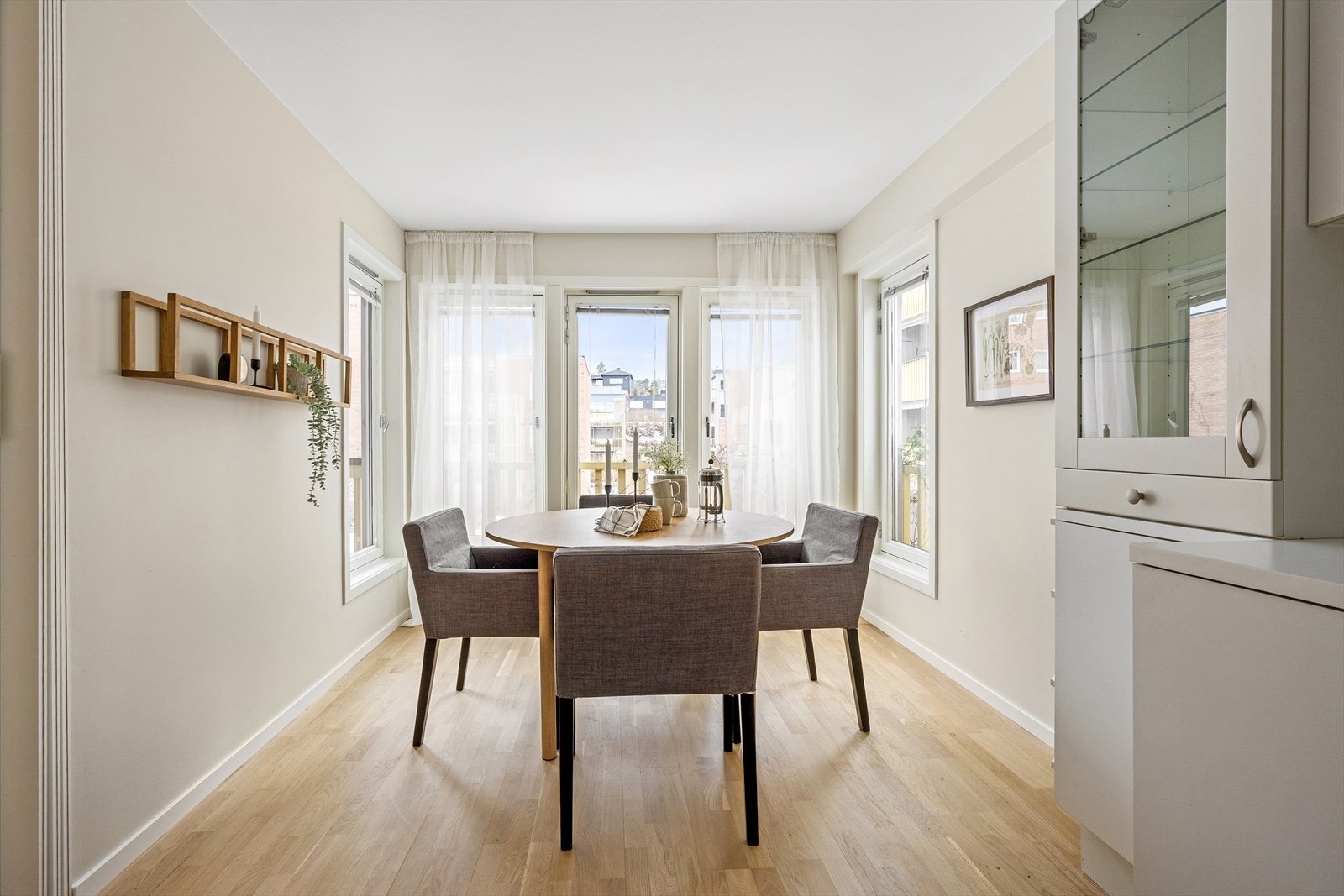 God plass til spisebord på kjøkken. Galleribilde