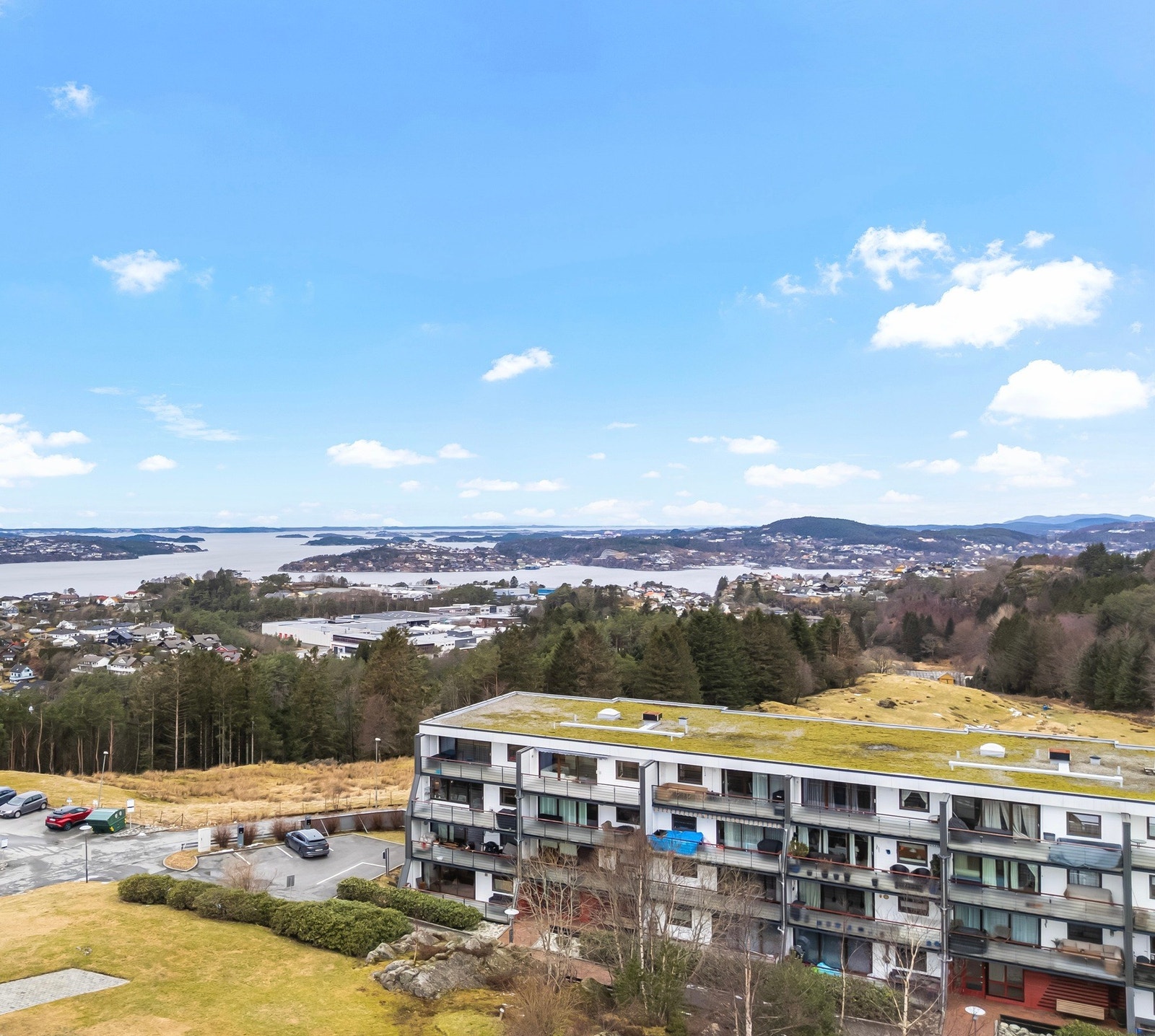 Beliggenheten gir enkel adkomst til hele området, med kun ca. 10-15 minutters kjøring til Bergen sentrum, samt kort kjøretur til nærliggende områder som Sotra og Askøy. Galleribilde