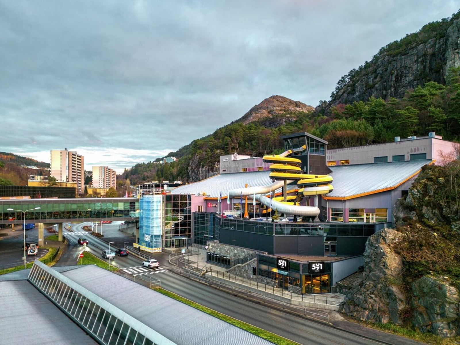 Like ved Vestkanten kjøpesenter ligger Vannkanten og Iskanten. Her er det verdt å nevne at det er badeland, bowlingbane, ishall, curlingbane, SATS og mye mer. Galleribilde