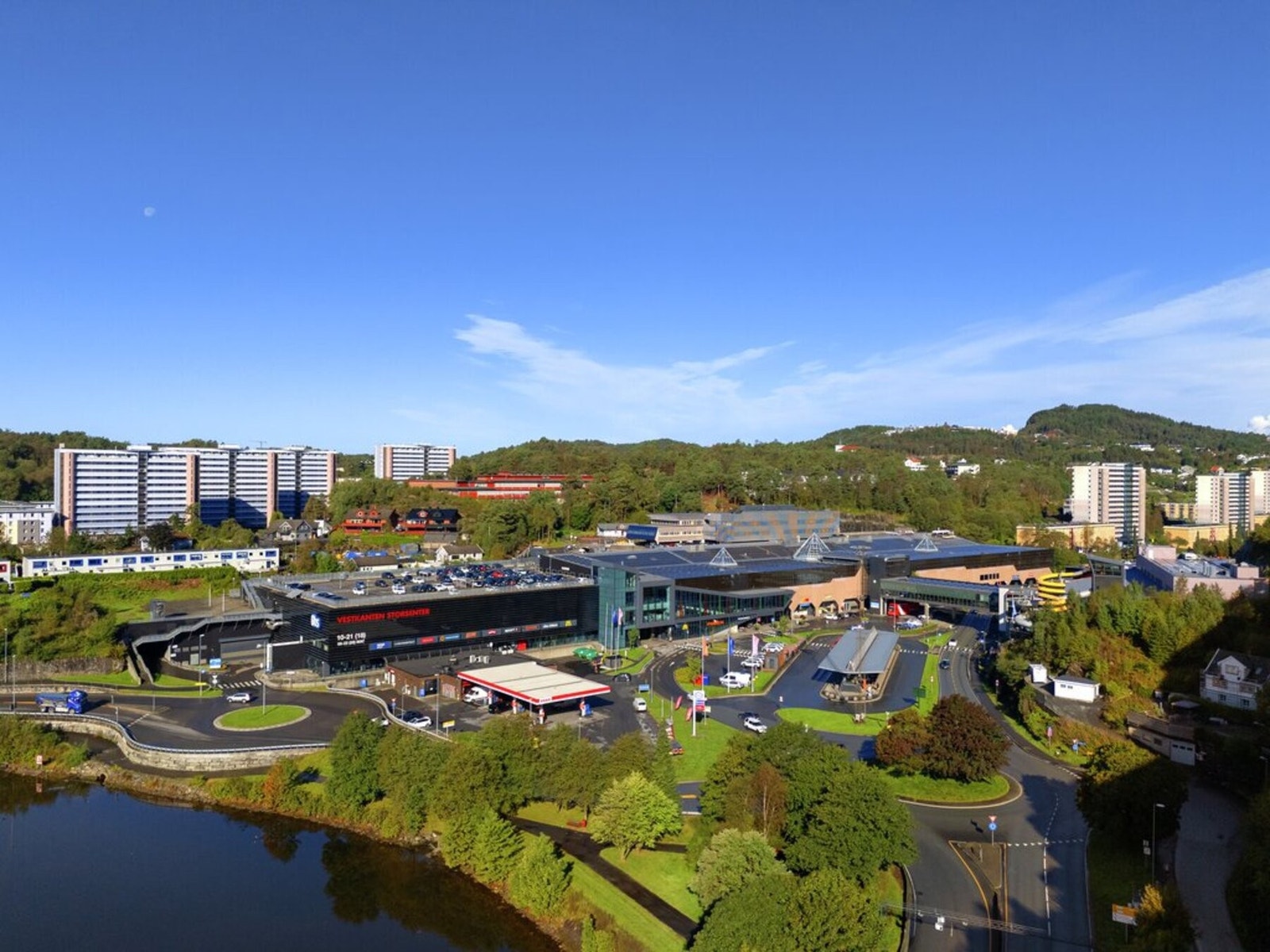 En kort kjøretur unna ligger Vestkanten Storsenter, som tilbyr det meste av service- og kulturfasiliteter. Galleribilde