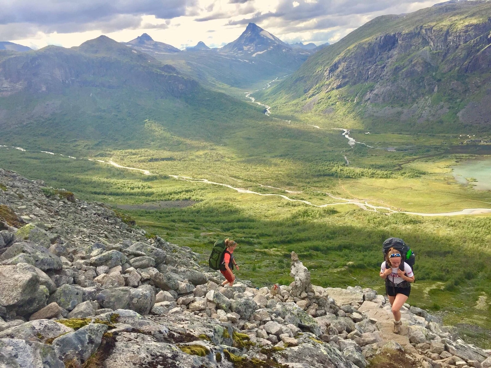 Jotunheimen byr på flotte turmuligheter - her på vei inn i Svartdalen fra Gjendebu Galleribilde