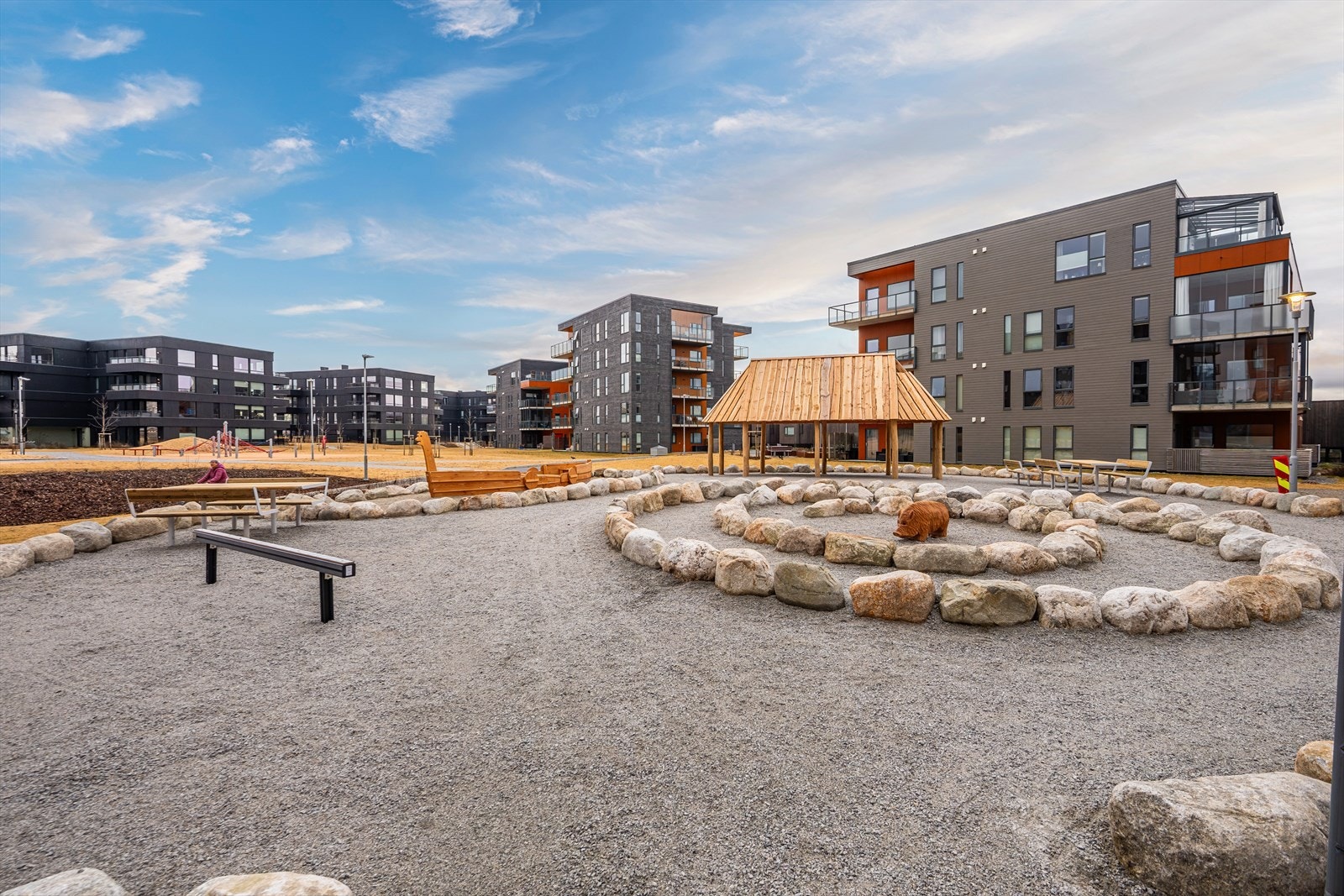 Flott park like utenfor døren med lekeplasser, sittebenker og grøntarealer som gir et frodig miljø på sommeren. Et kjekt samlingspunkt for både store og små. Galleribilde