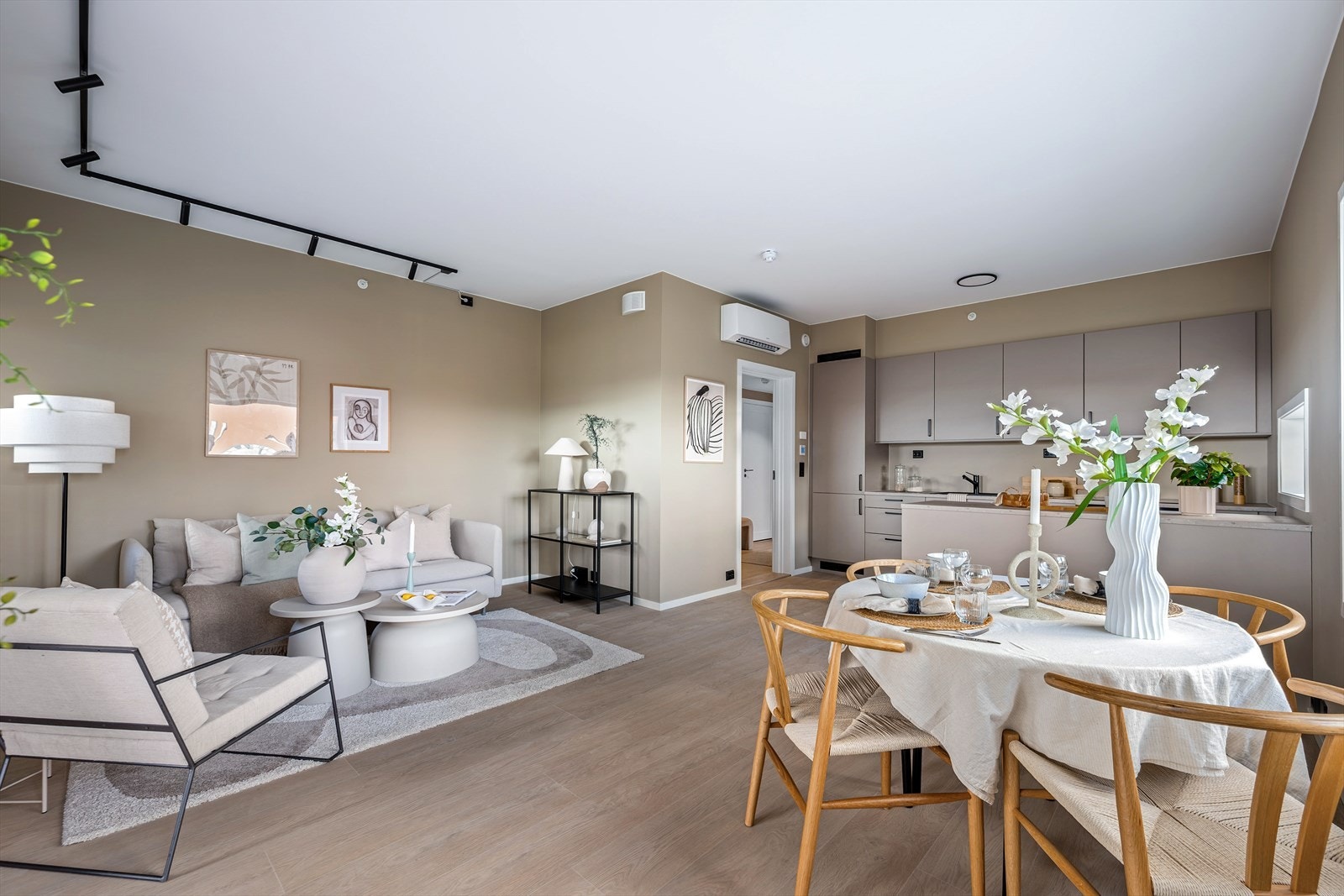 Gjennomgående i leiligheten er lys, enstavs klikkvinyl på gulv og malte flater i tidsriktige farger med listefrie overganger mellom vegg og tak. Galleribilde