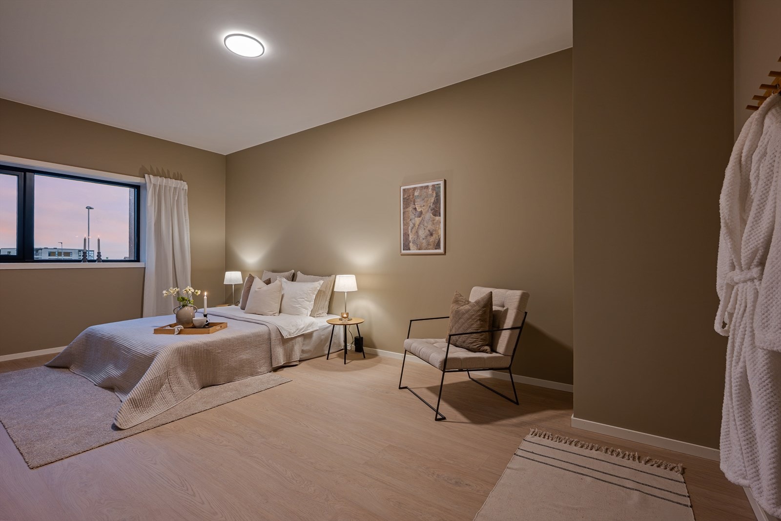 Hovedsoverommet er av svært god størrelse og har god plass til både dobbeltseng, garderobe og tilhørende møblement. Galleribilde