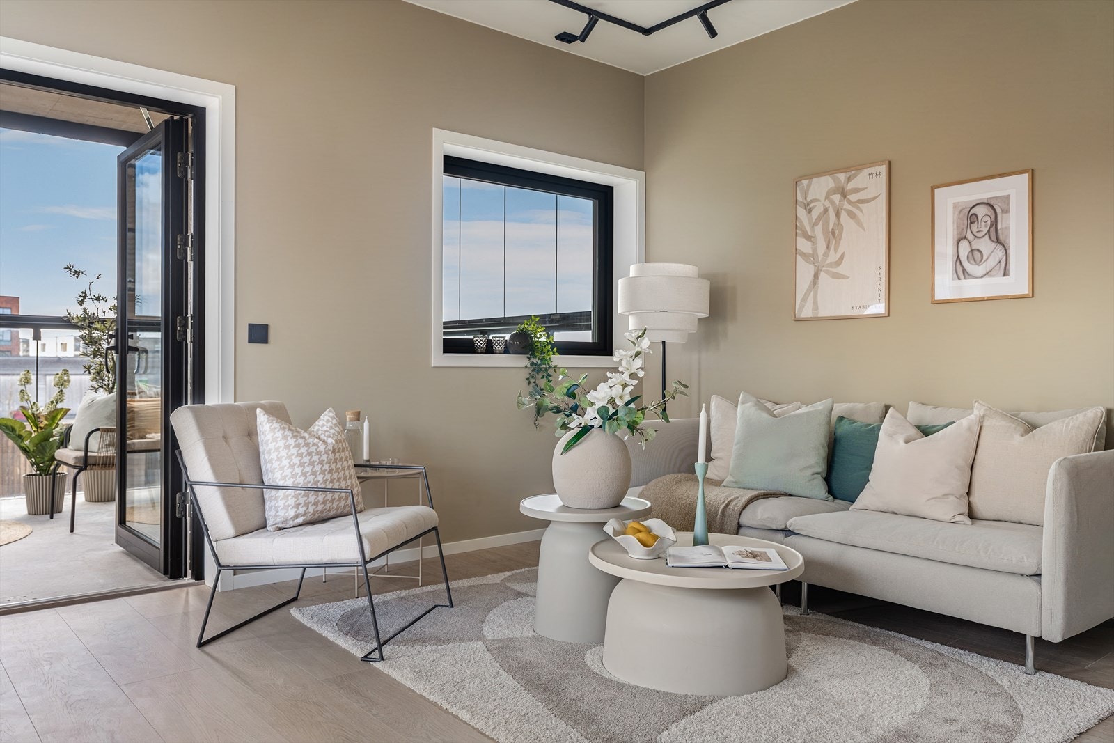 Utgang til romslig og solrik, innglasset balkong. Galleribilde