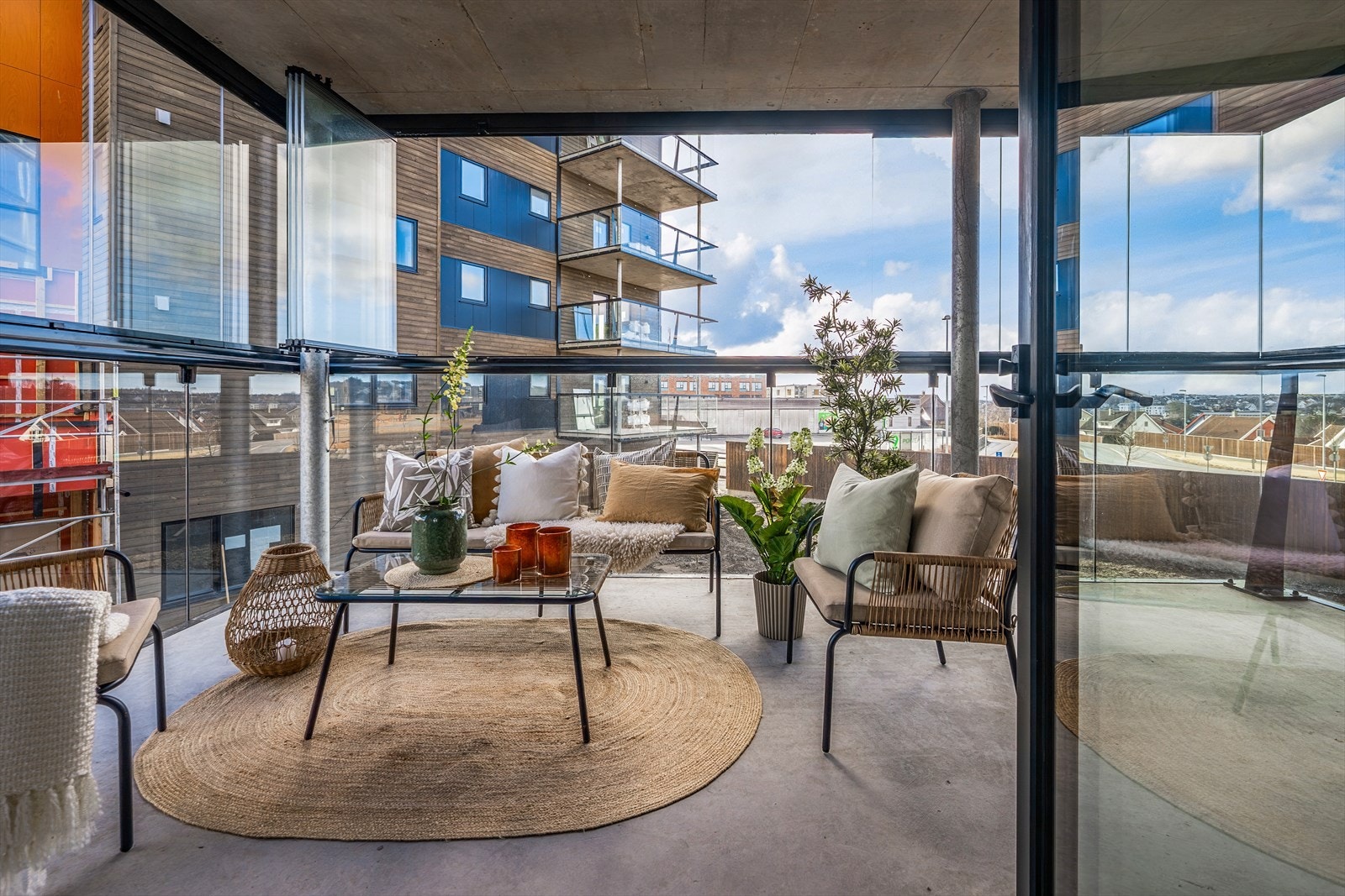 Balkongen rommer hele 17 kvadratmeter og er innglasset. Her har man gode møbleringsmuligheter. Galleribilde