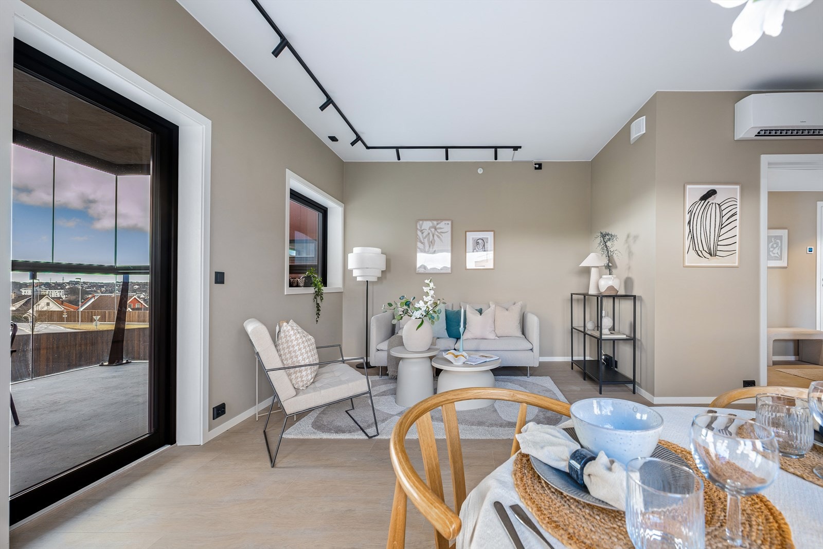 Leiligheten er betydelig påkostet med blant annet slitesterk klikkvinyl på gulv og en rekke elektriske oppgraderinger som spotskinner, spotter og sorte brytere og stikkontakter. Galleribilde