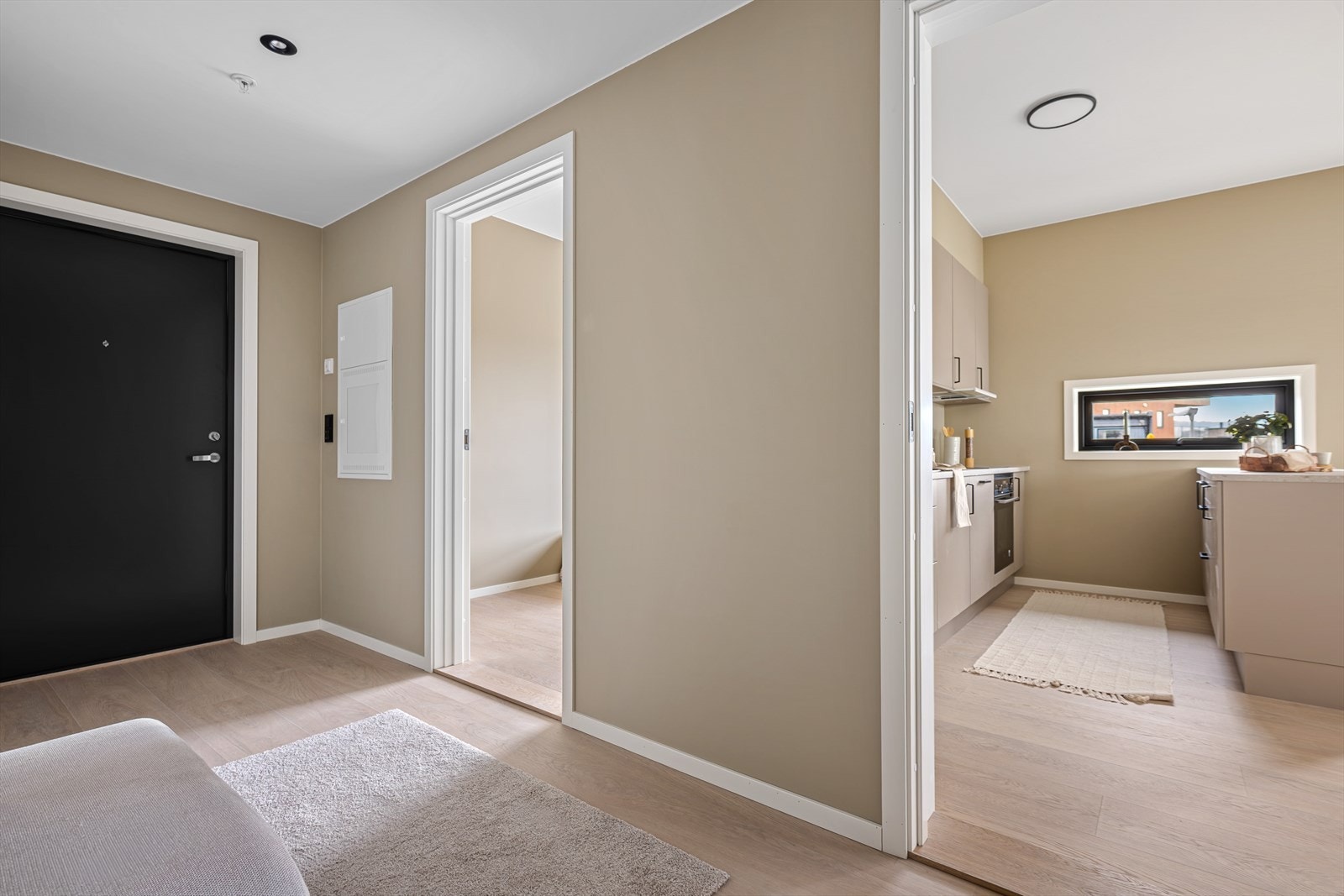 Man ønskes velkommen inn i en romslig entré som er utstyrt med skyvedørsgarderobe som gir god lagringsplass til yttertøy og sko. Galleribilde