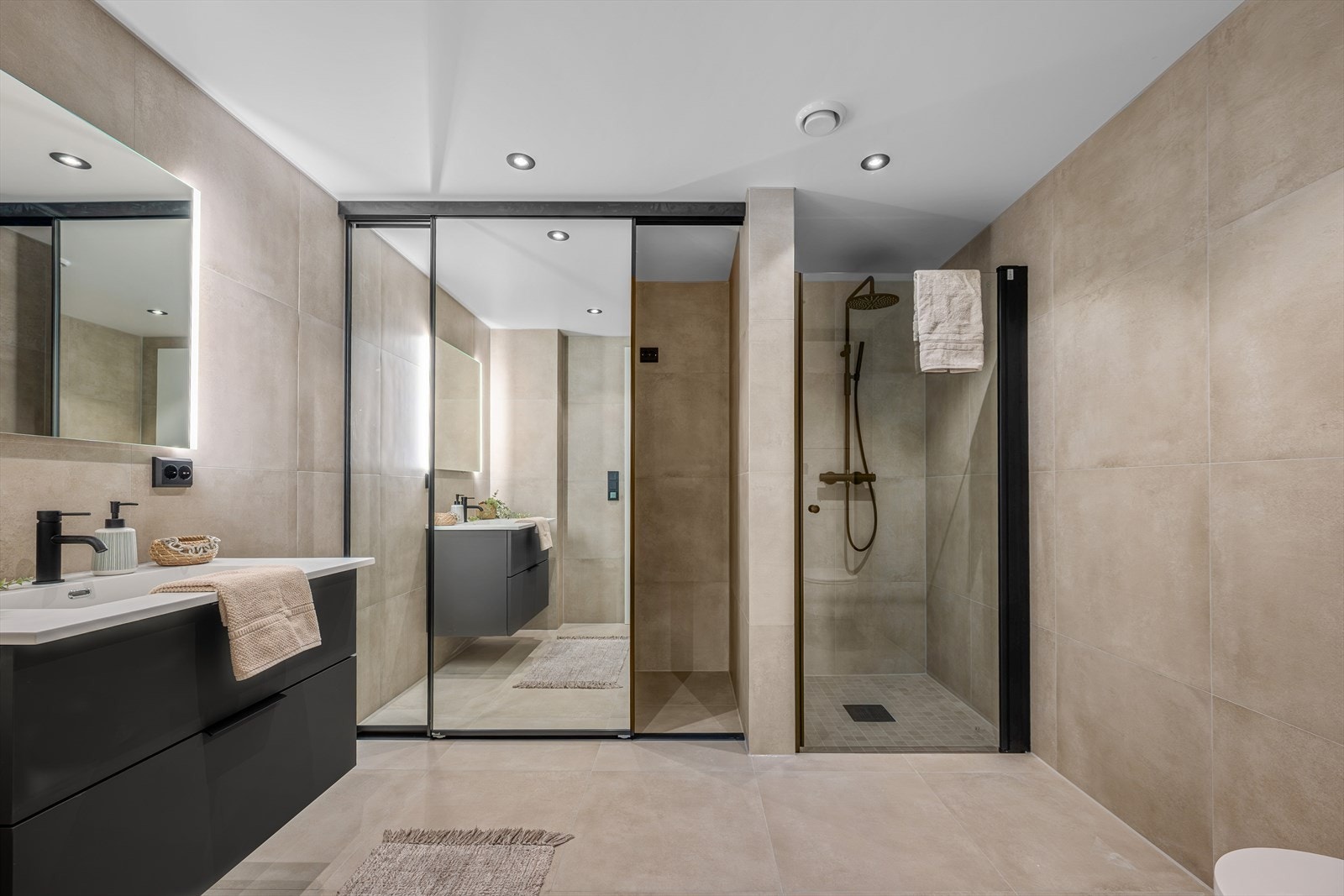 Badet er delikat innredet og påkostet med 60x60 beige fliser på gulv og vegger. I gulvet har man varme for ekstra komfort. Galleribilde