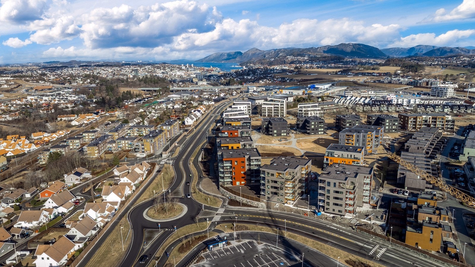 Det er og kort gangavstand til Sandvedparken, samt en kort busstur/biltur til sentrum Galleribilde