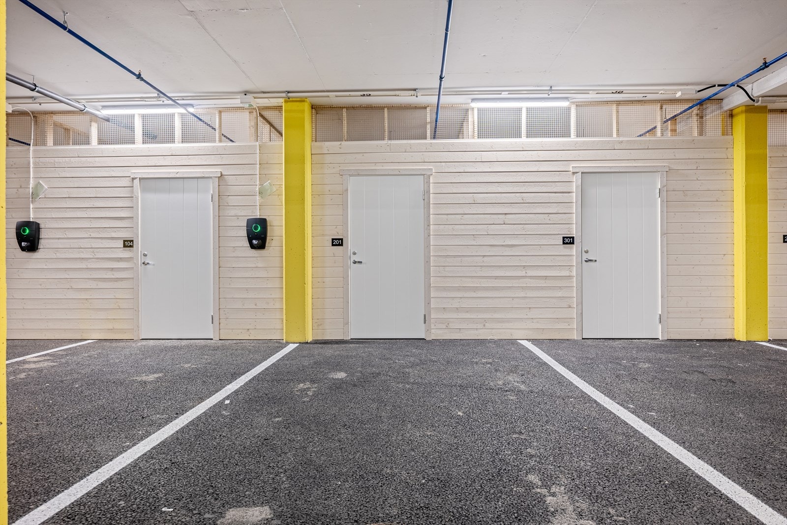 Fast parkering i lukket anlegg med bod i bakkant. Mulighet for å kjøpe ladeboks. Galleribilde