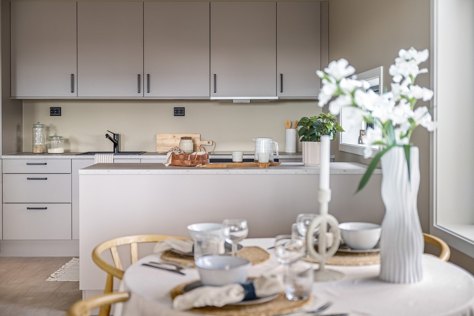 Et godt utnyttet kjøkken hvor man har god lagringsplass i skap og skuffer, samt gode arbeidsflater på en kjøkkenøy som også fungerer som en romdeler. Galleribilde