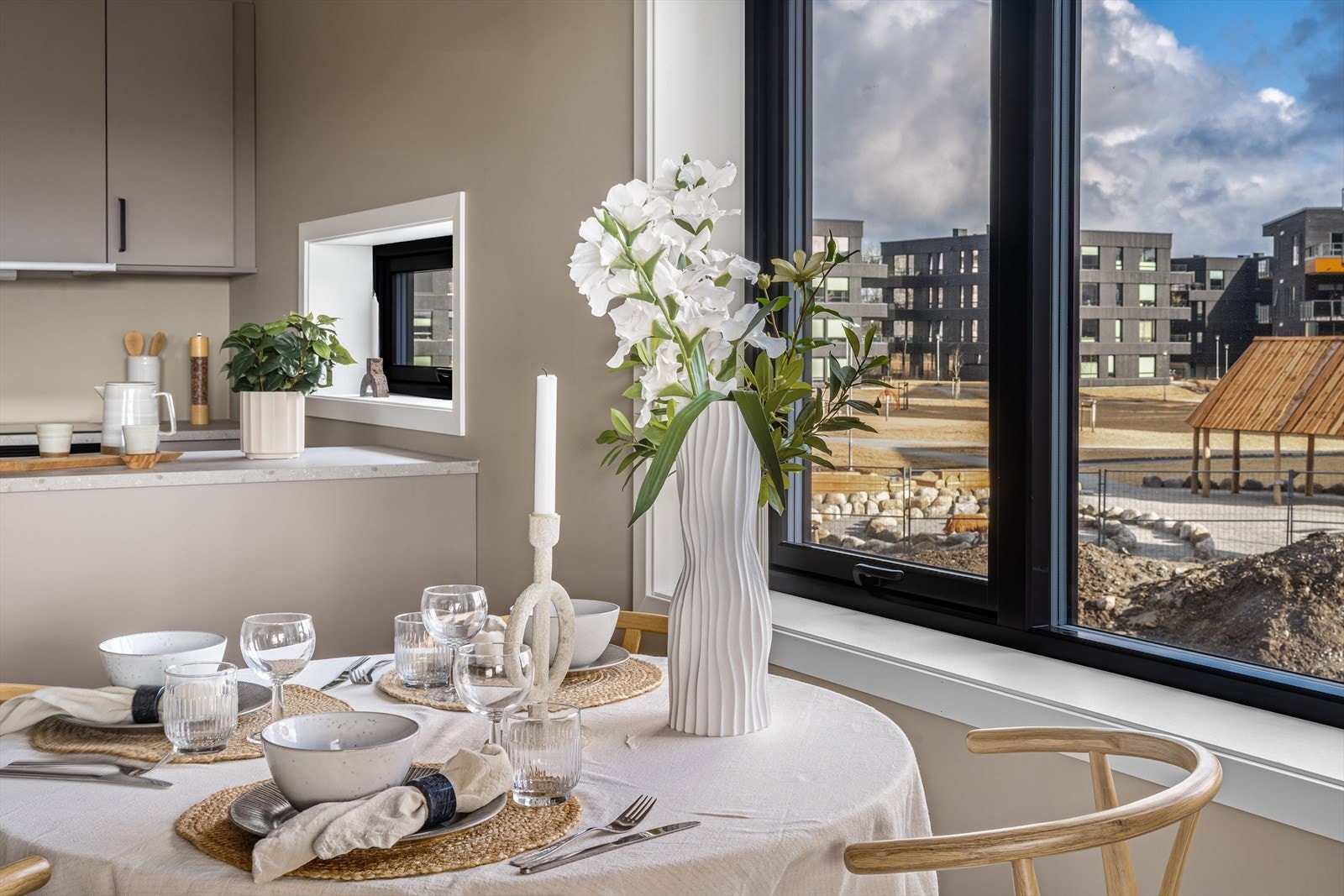 Fra spisebordet har man fri utsikt mot park som går mellom blokkene. Galleribilde