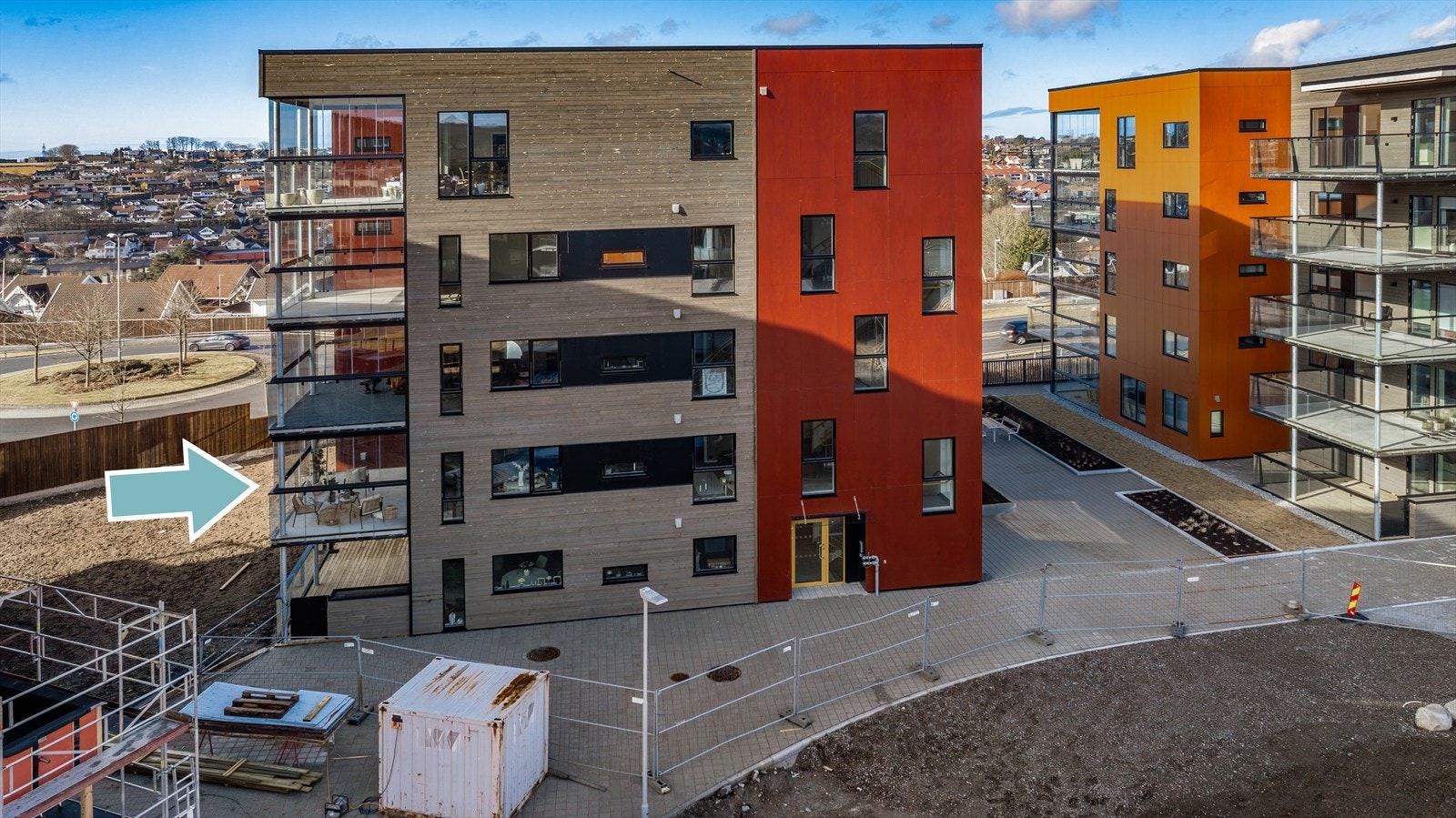 Leiligheten ligger i 2.etg på enden og har enkel tilkomst med heis. Galleribilde