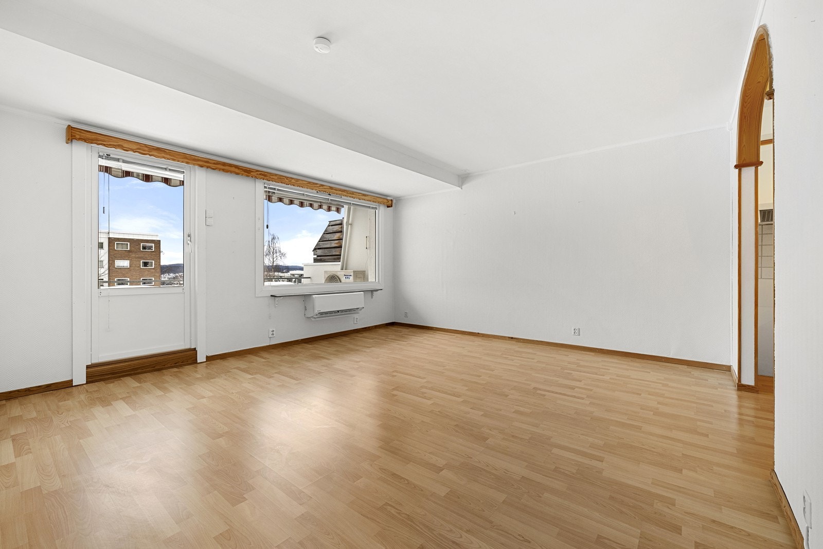 Fra stuen er det direkte utgang til en stor terrasse på 14 m². Galleribilde