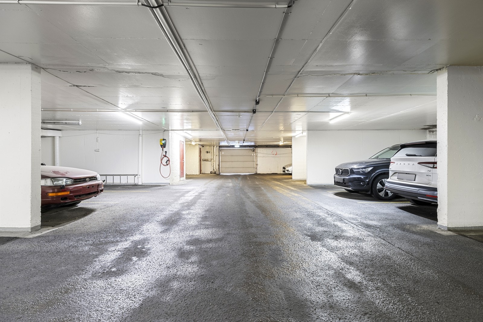 Med leiligheten medfølger fast parkeringsplass i garasjeanlegg med mulighet for el-bil lader Galleribilde