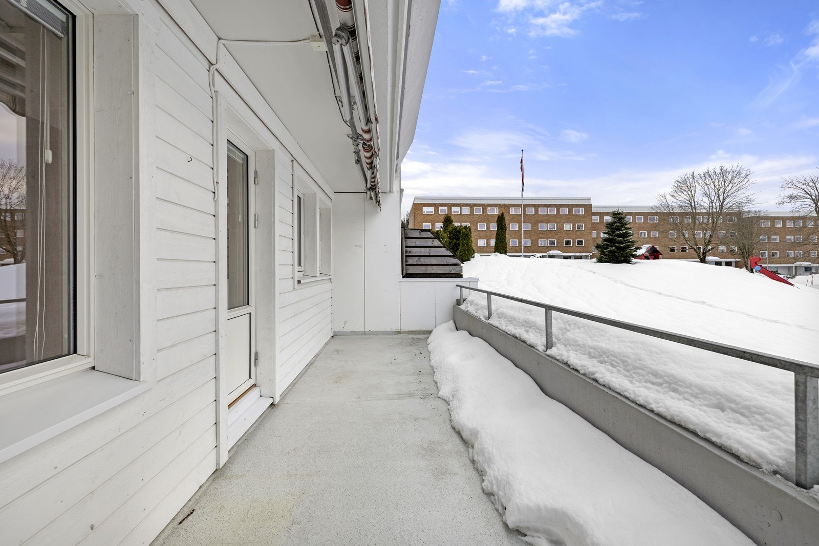 Den store terrassen på 14 m² har god plass til en sittegruppe. Galleribilde