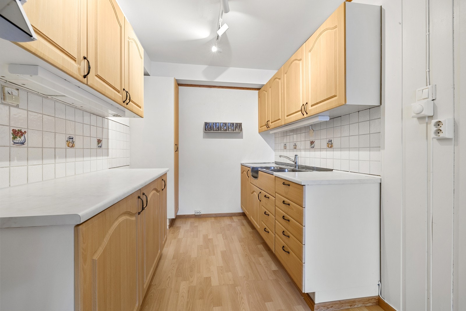 Kjøkkenet har godt med skap- og benkeplass for matlaging. Galleribilde