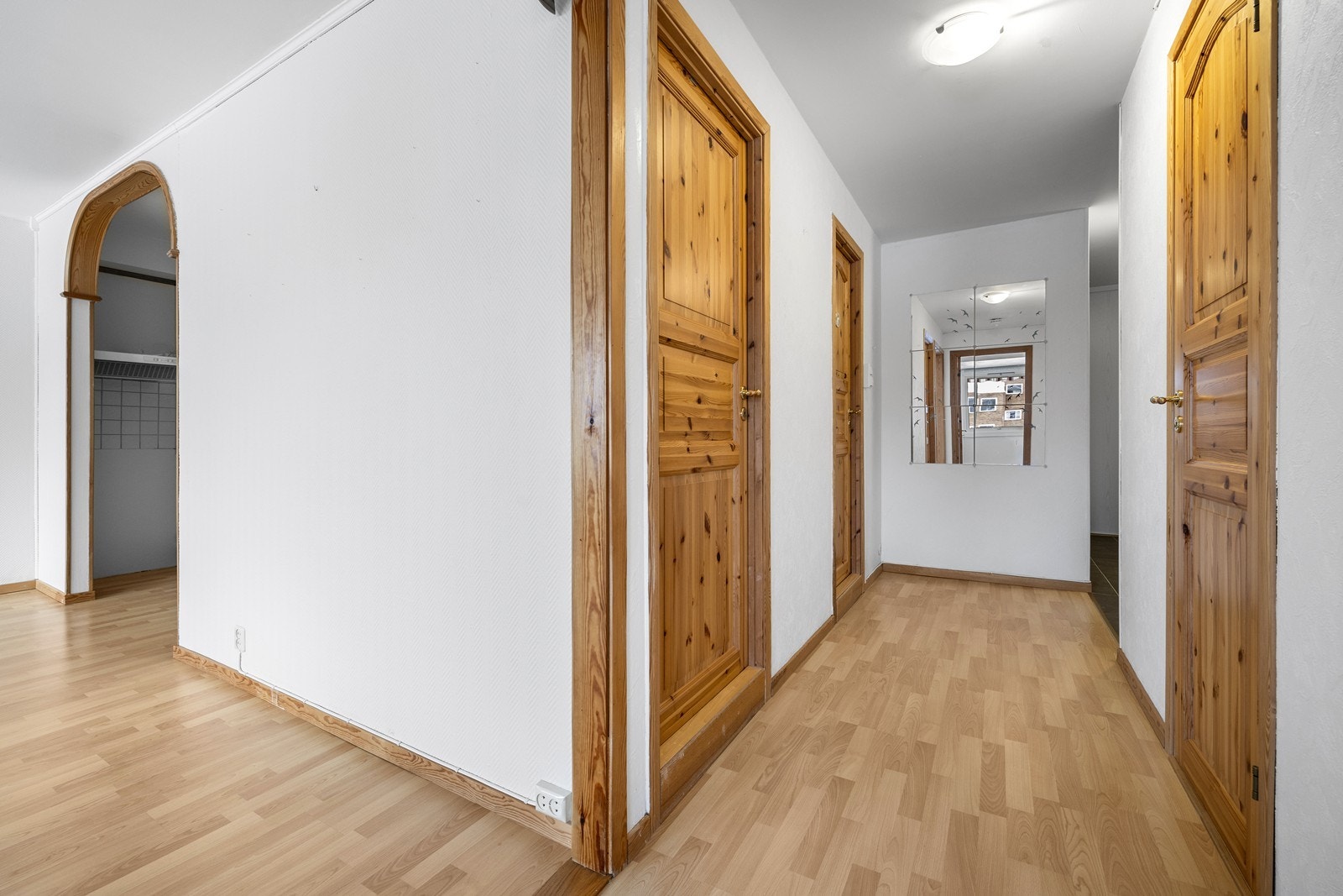 Leiligheten har profilerte innvendige dører som gir et helhetlig preg. Galleribilde