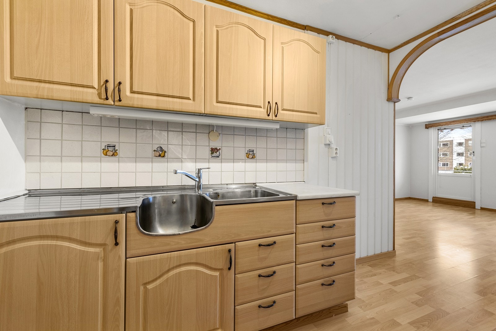 Varmtvannsbereder på 120 liter fra 2025 er plassert i kjøkkeninnredningen. Galleribilde