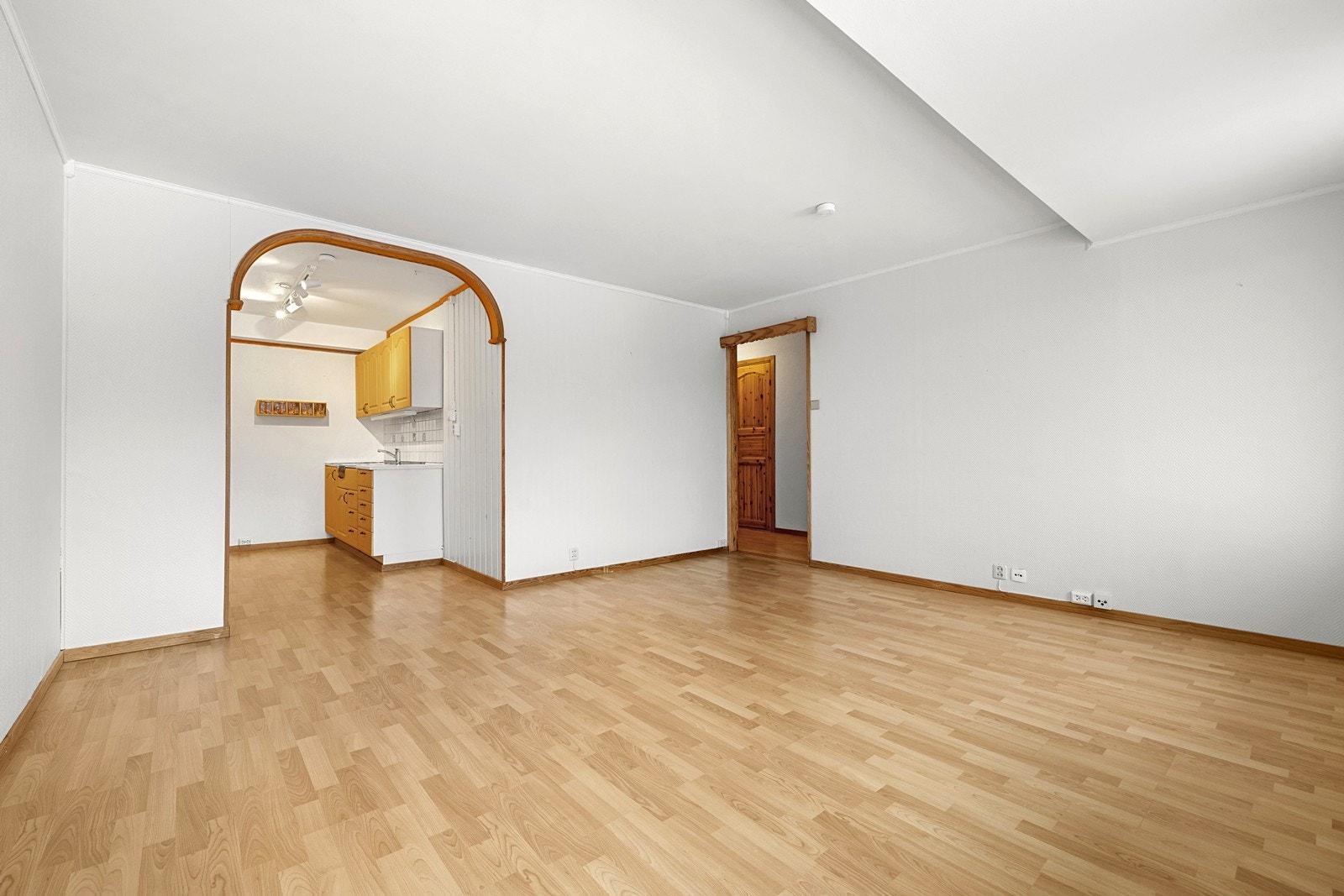 Den delvis åpne løsningen mellom stue og kjøkken skaper et luftig allrom. Galleribilde